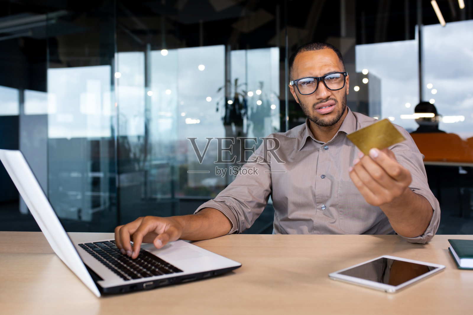 商务人士网购受骗交易失败照片摄影图片