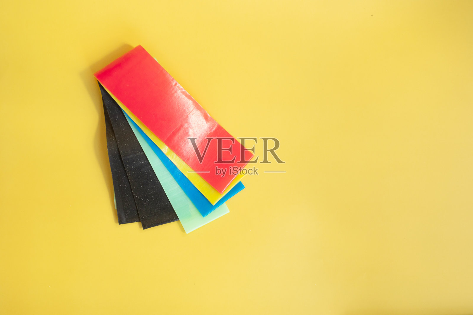 一套明亮的多色橡皮筋健身黄背景。照片摄影图片