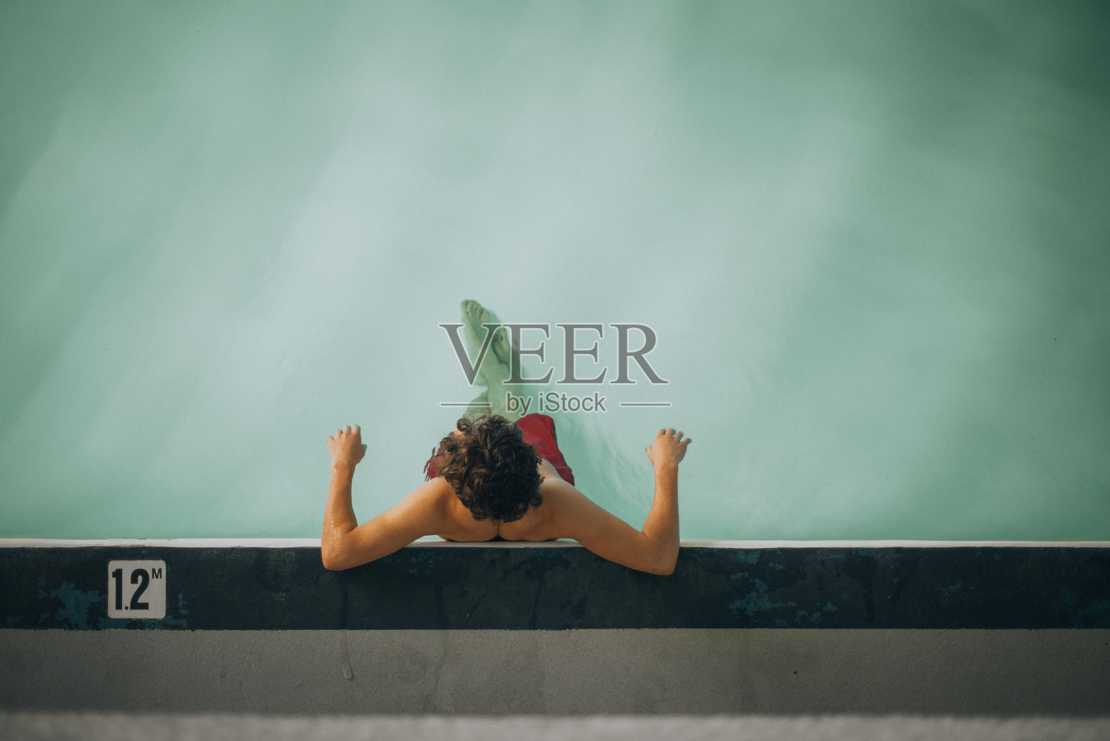 下午游泳照片摄影图片