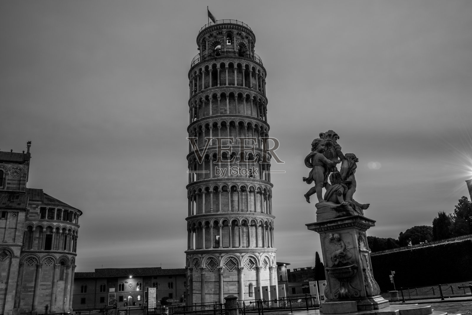 意大利比萨奇迹广场的比萨斜塔和大教堂的黎明前黑白照片照片摄影图片