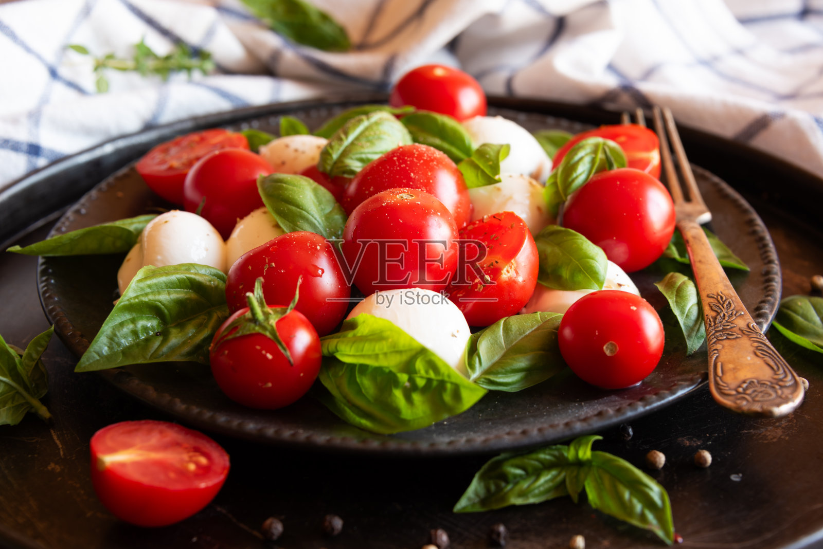 卡普雷沙拉配马苏里拉奶酪和意大利菜中的西红柿照片摄影图片