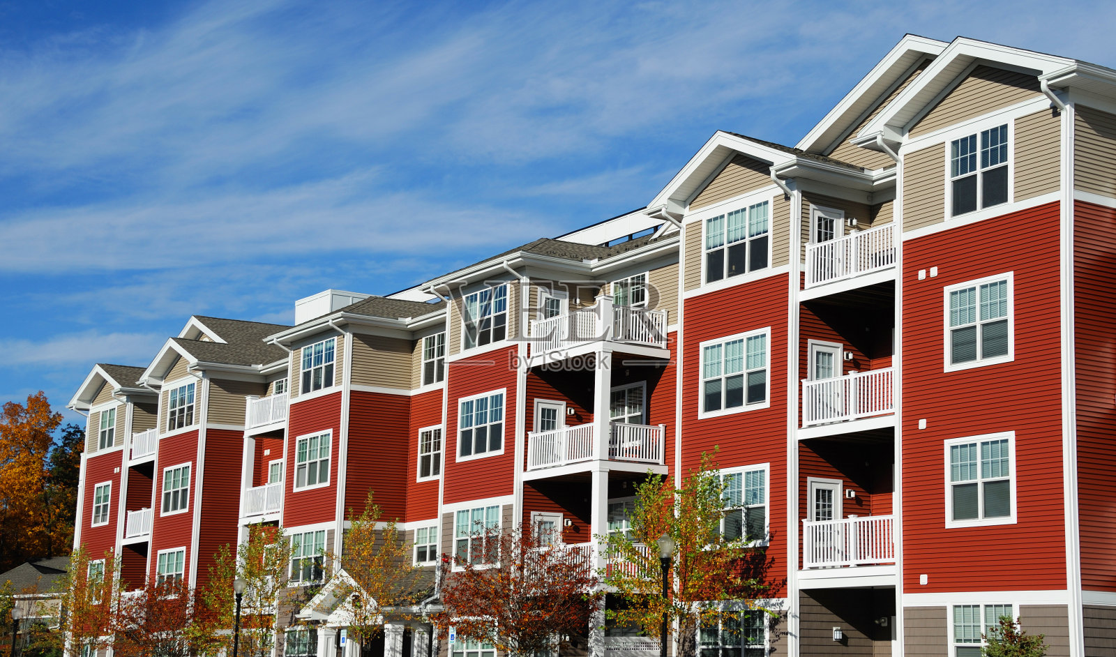 近距离观察现代出租公寓大楼照片摄影图片