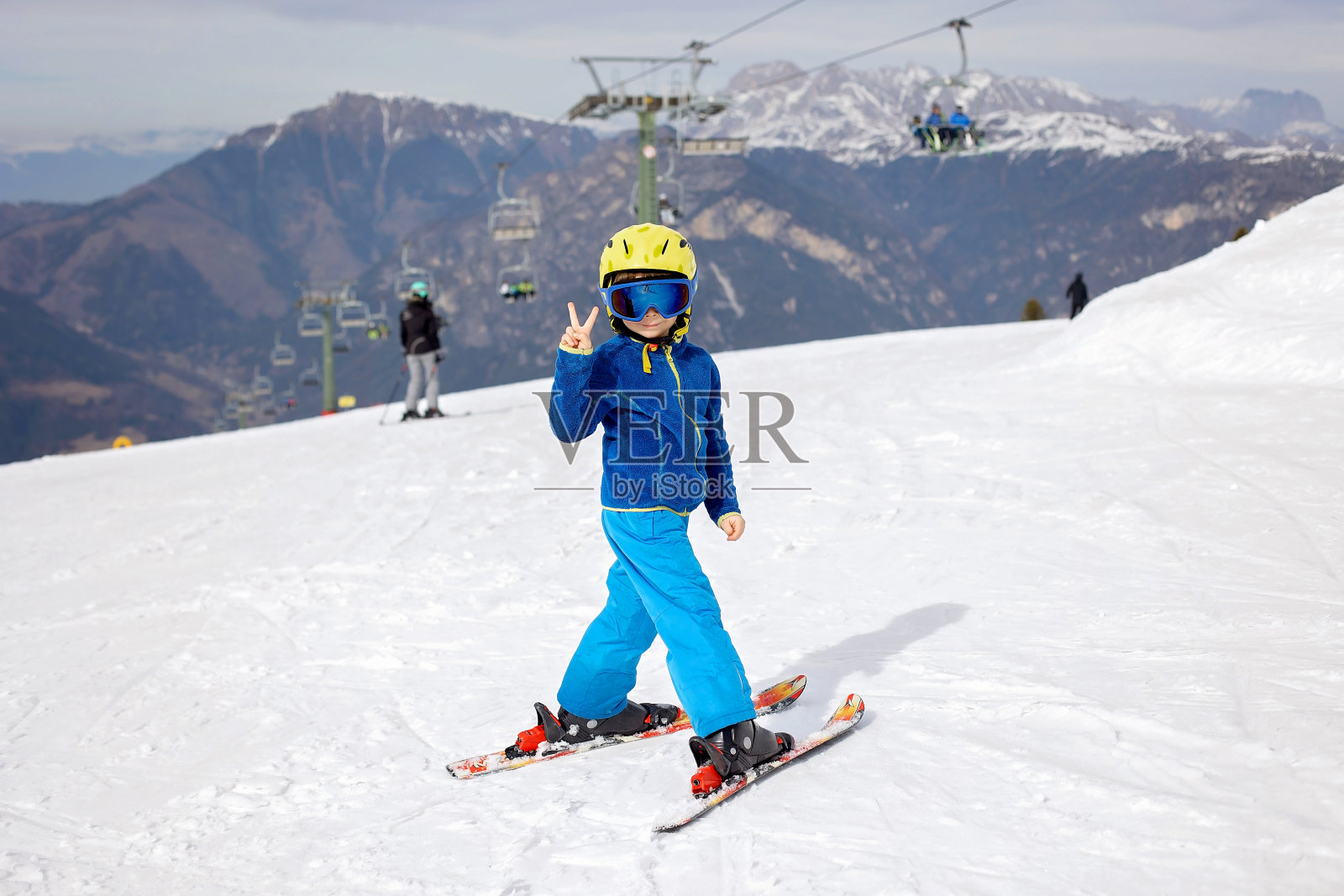 幸福的家庭，和孩子们一起享受滑雪假期，阳光明媚的天气照片摄影图片