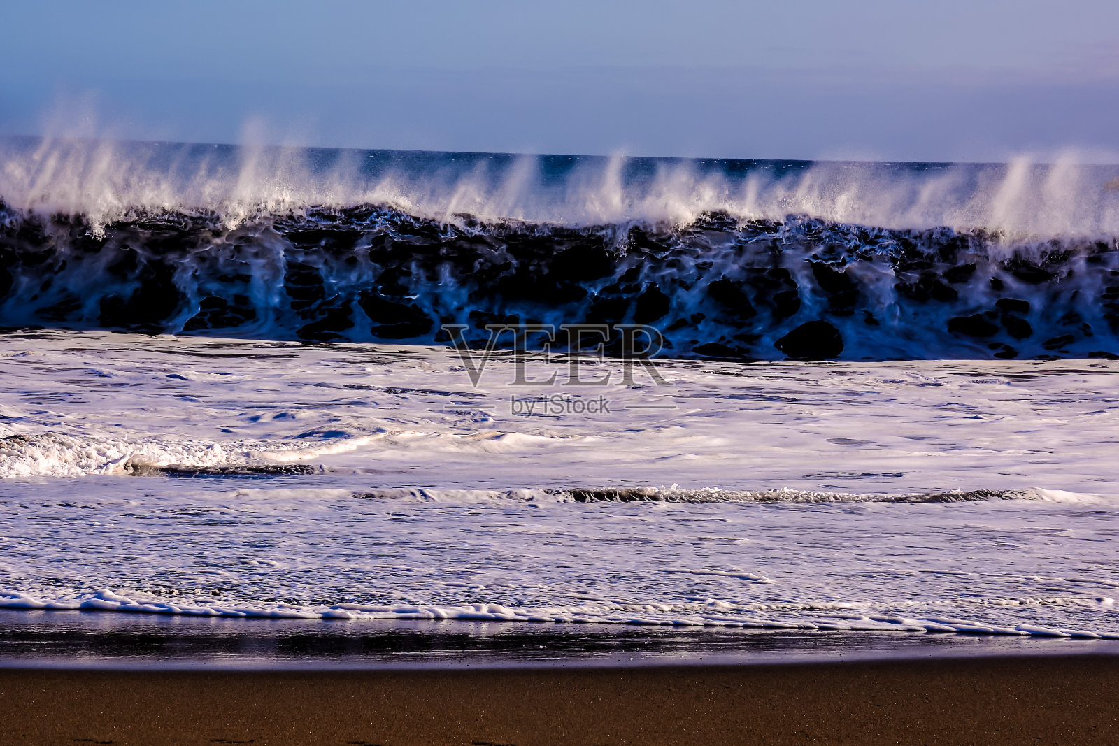 巨大的海浪拍打着海岸照片摄影图片