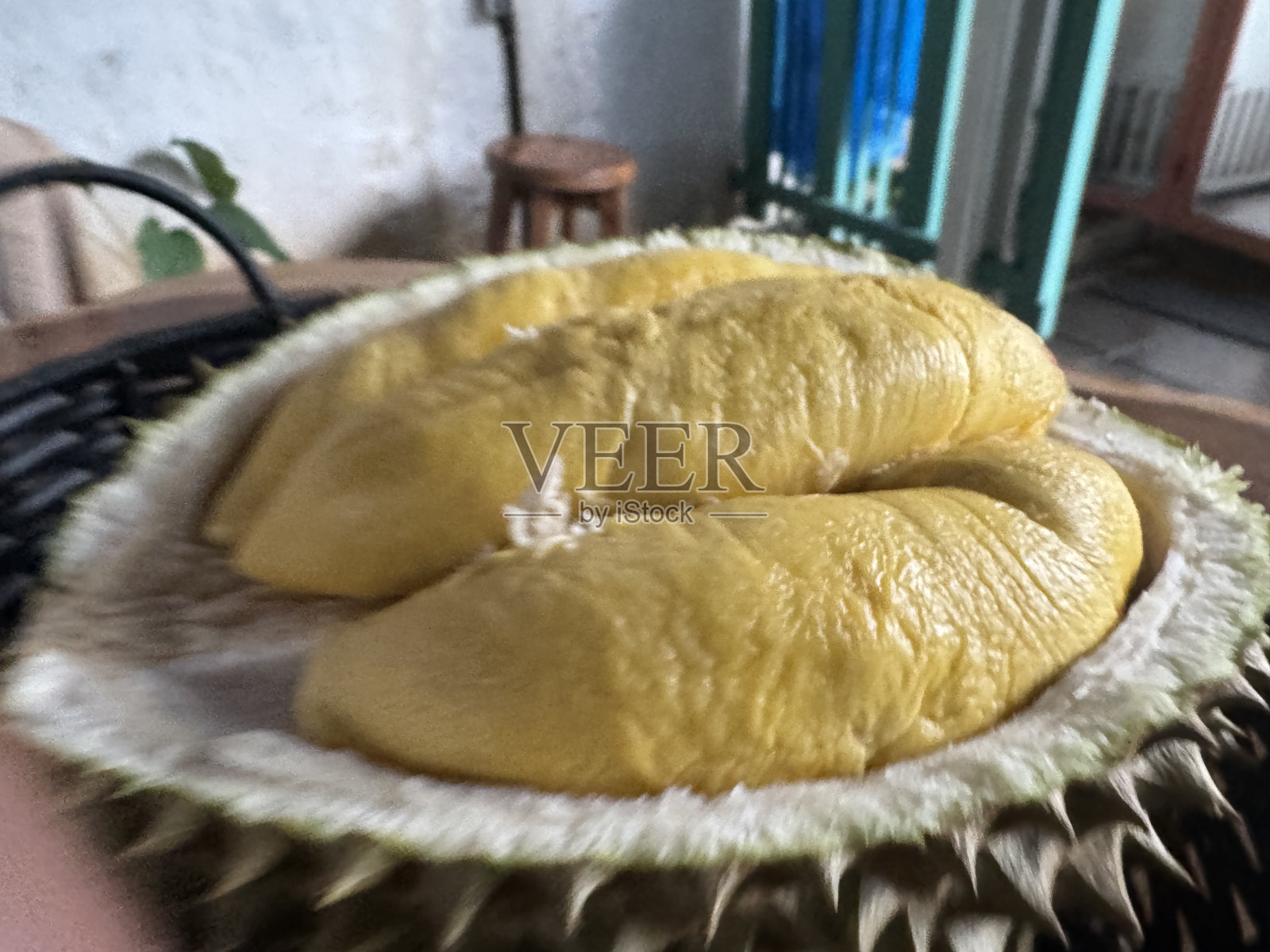 桌上有榴莲照片摄影图片