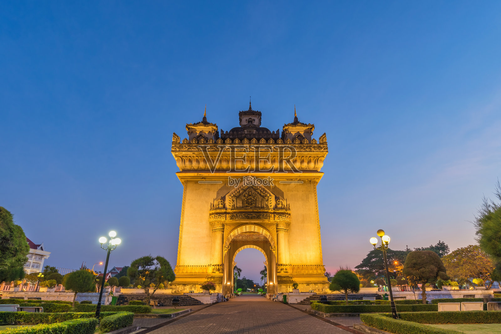 老挝万象，夜城天际线在帕图赛(Patuxay)万象最著名的地标照片摄影图片