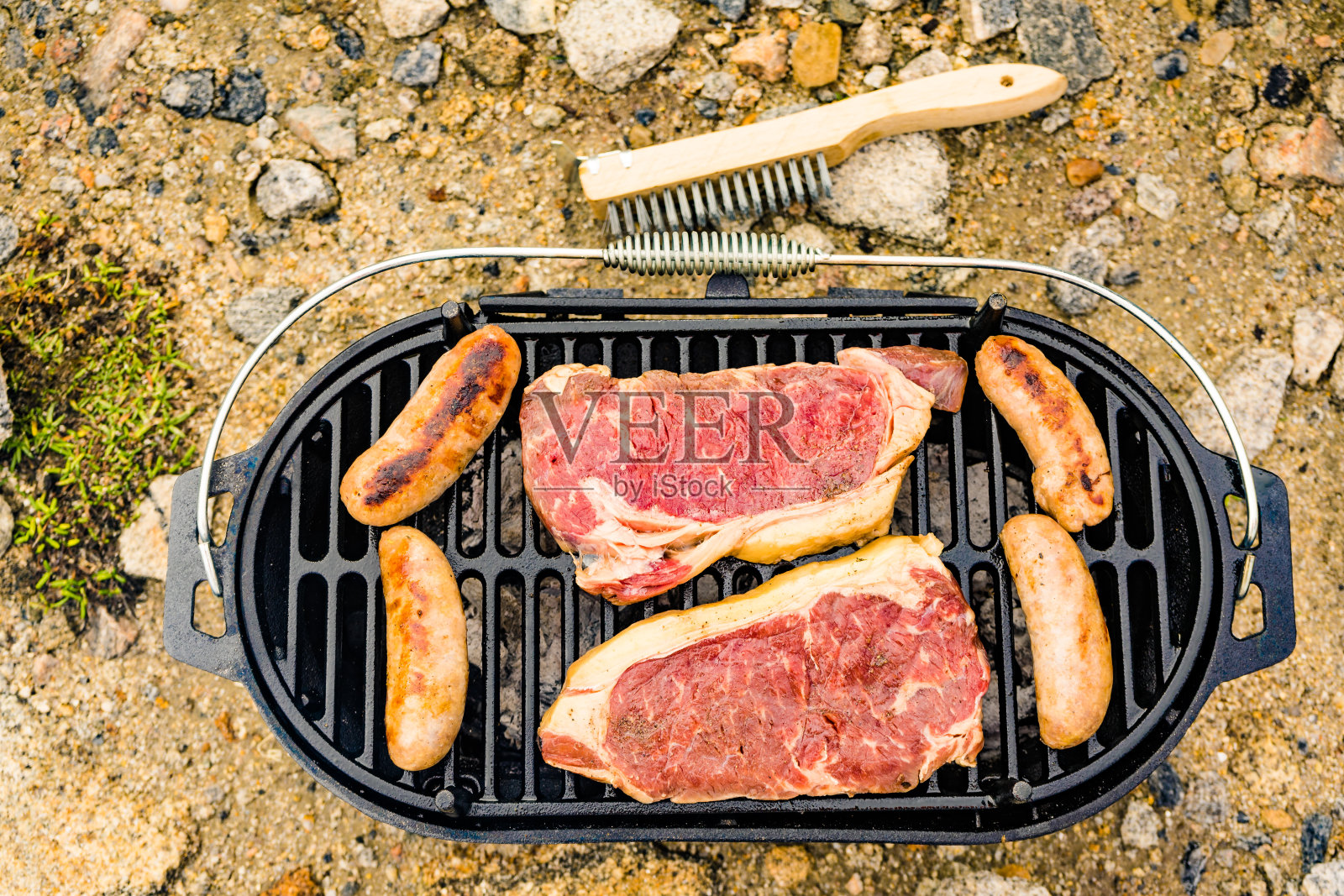 烤肉架上的烤肉照片摄影图片