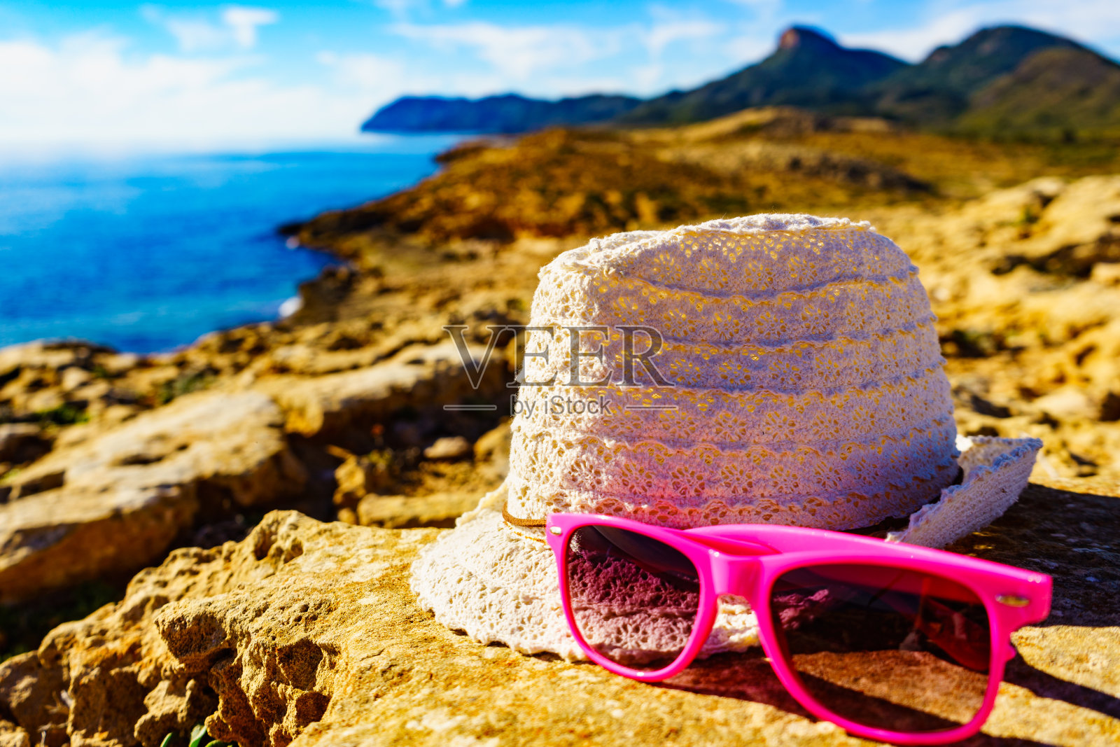 海岸景观与夏季帽子，西班牙。照片摄影图片