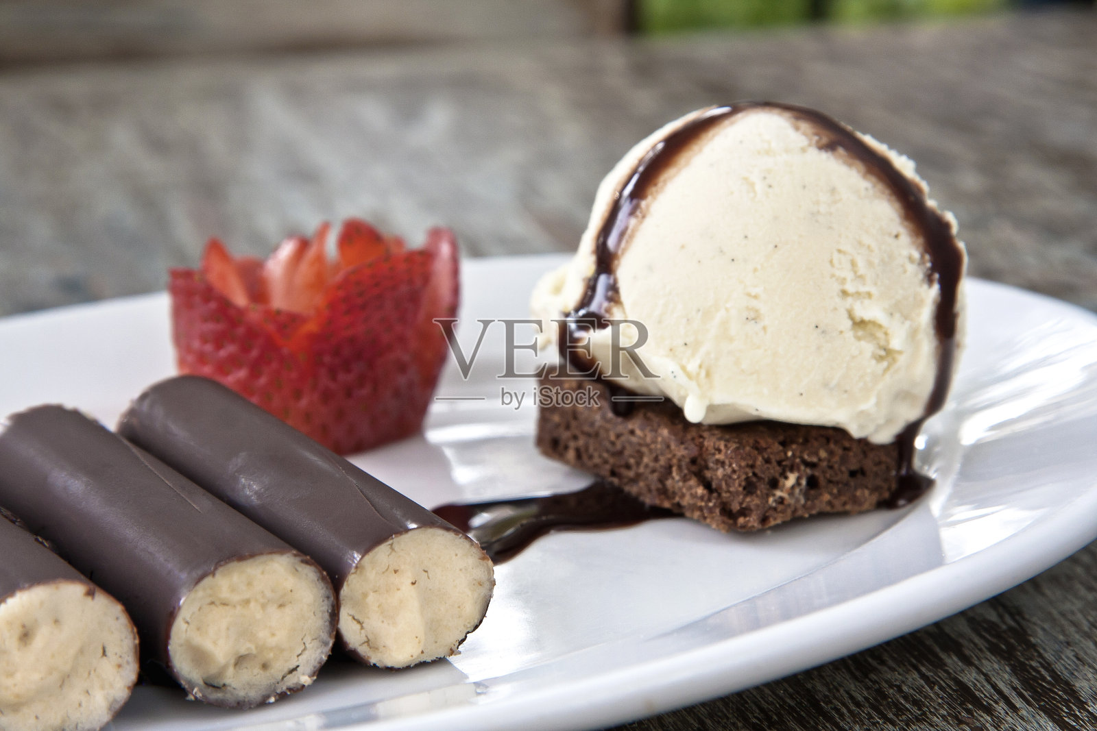 巧克力核桃冰淇淋卷照片摄影图片