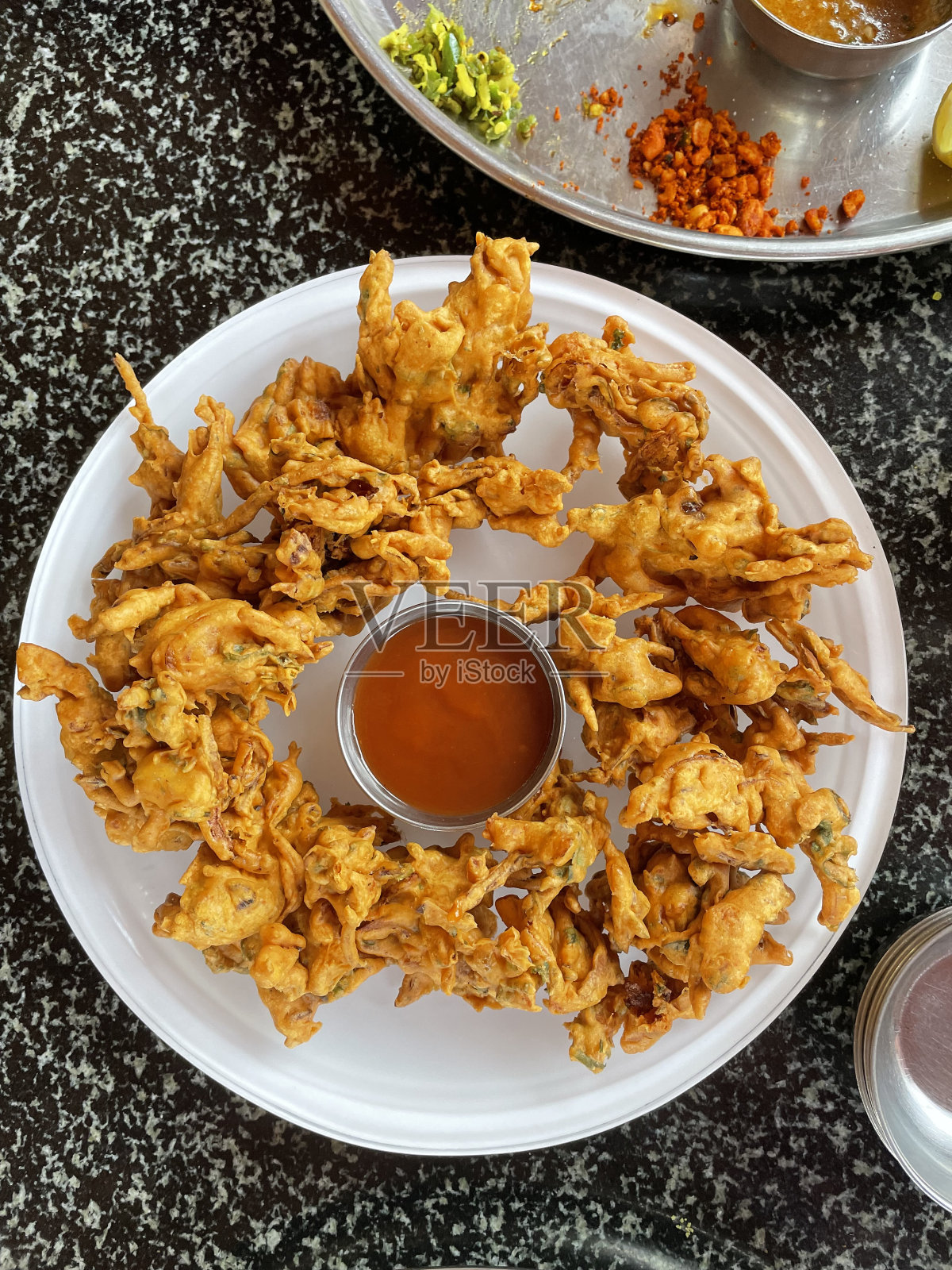 脆洋葱馅饼配酸辣酱照片摄影图片