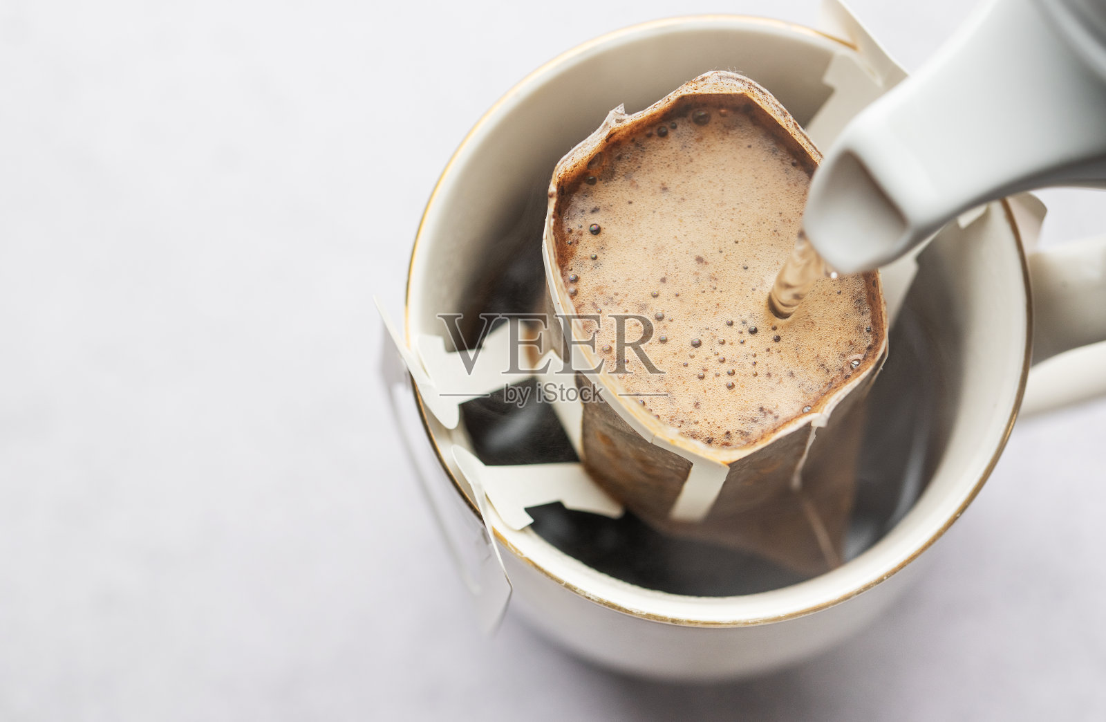 滴咖啡袋与咖啡粉在杯照片摄影图片