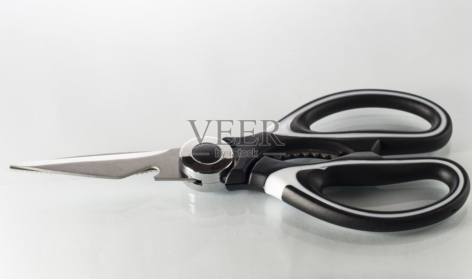 白色背景的厨房剪刀照片摄影图片