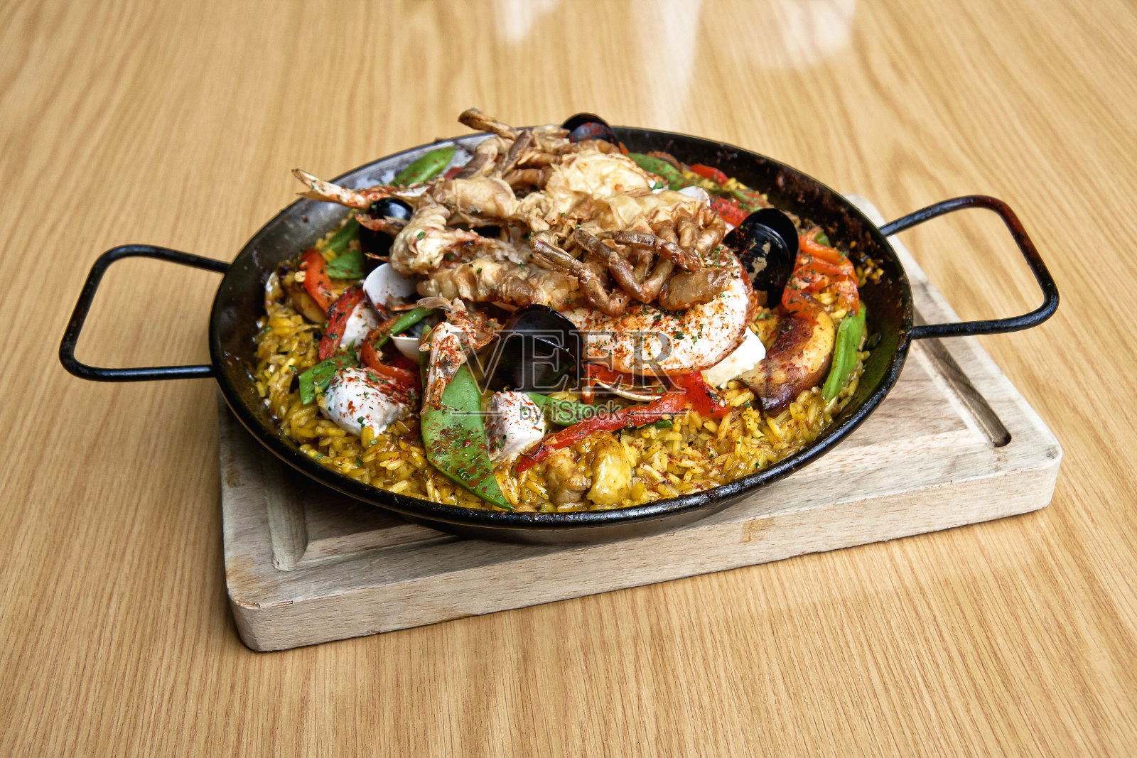 海鲜饭配对虾，贻贝，鱼和章鱼照片摄影图片