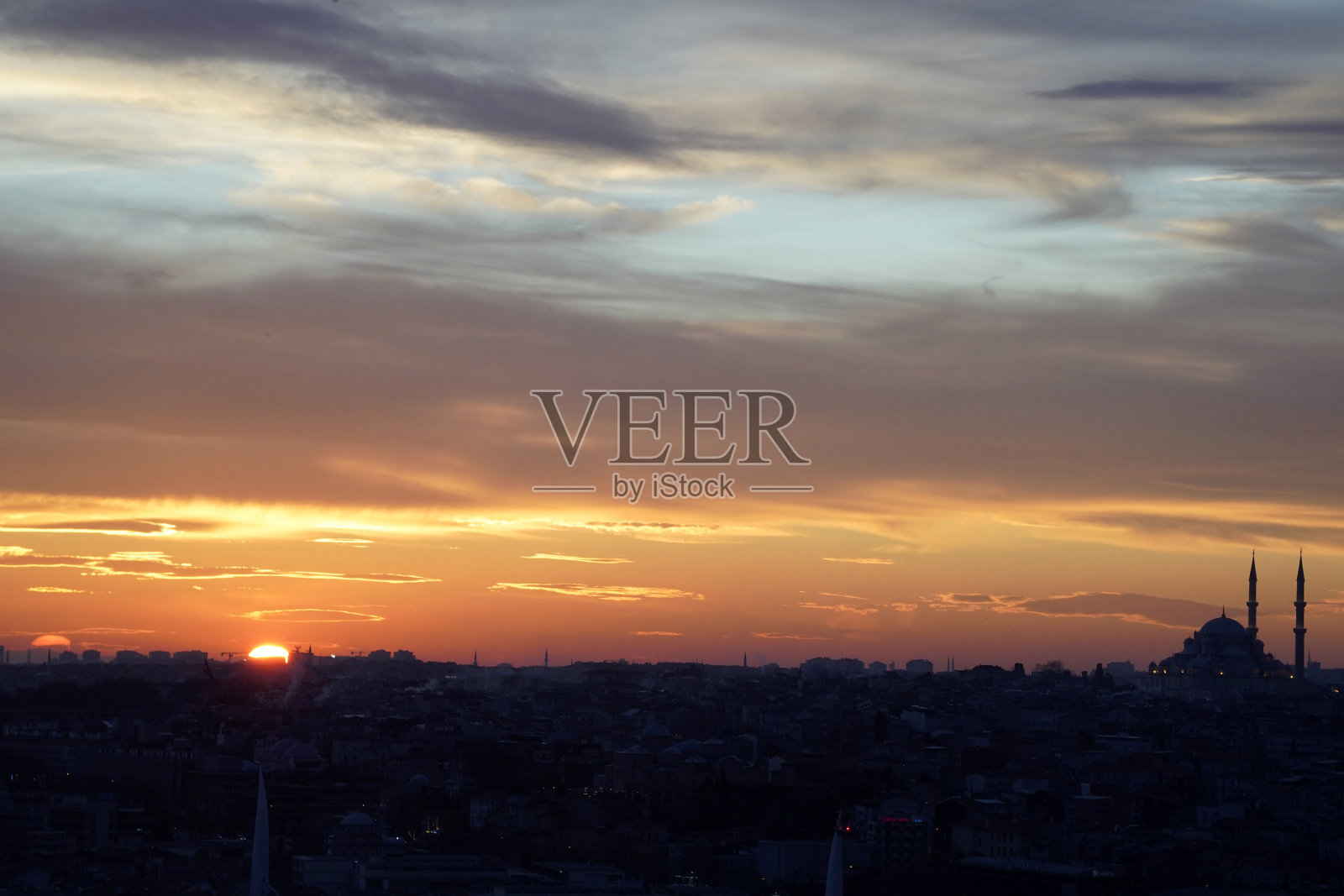 从加拉塔俯瞰日落时的伊斯坦布尔城市景观照片摄影图片