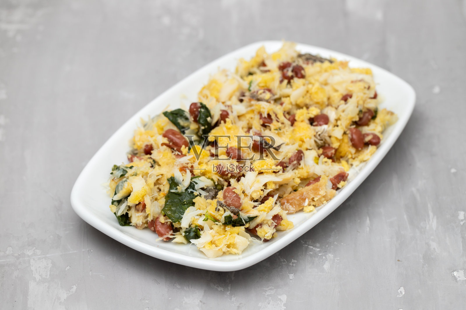 鳕鱼配玉米面包，菠菜和豆类照片摄影图片