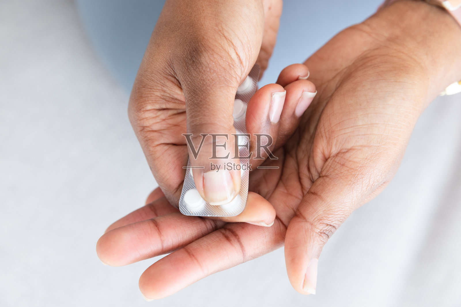 女性手泡包药片照片摄影图片