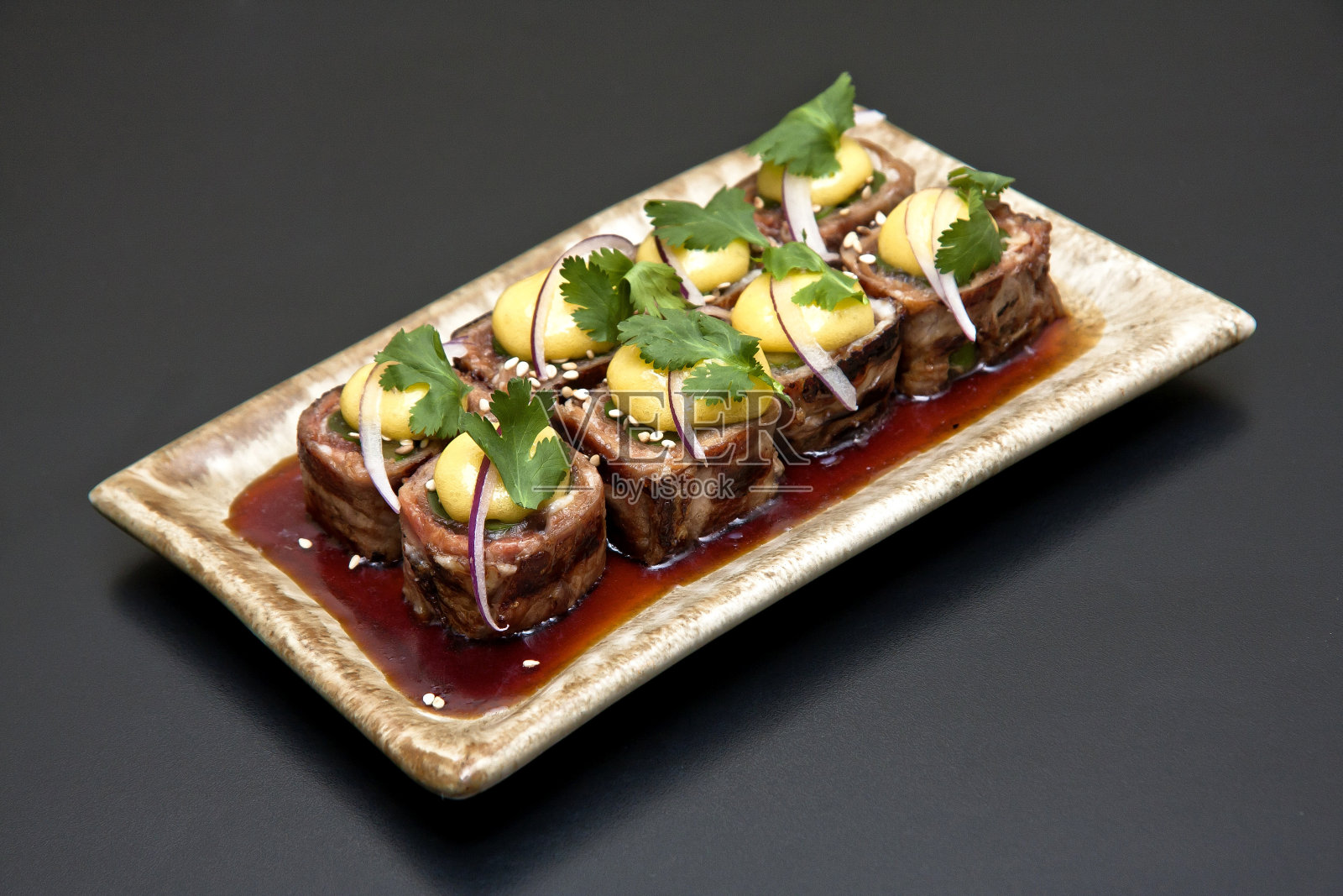 日本料理用熏肉做成的日式料理照片摄影图片