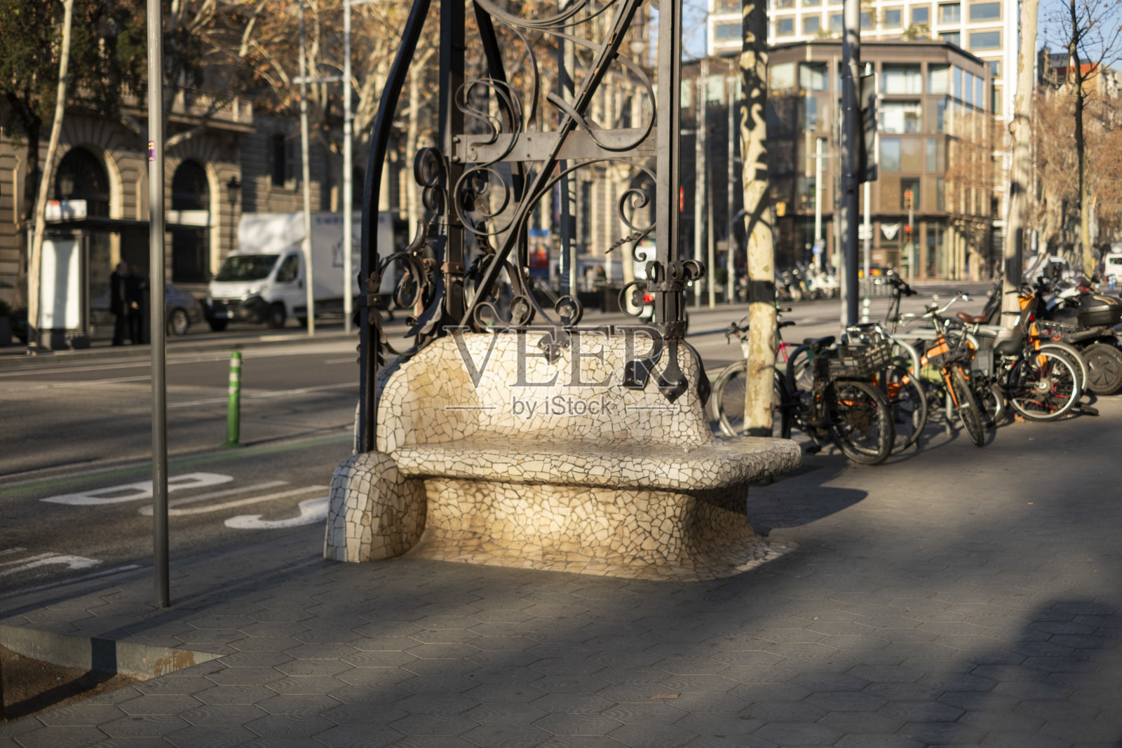 早晨漫步巴塞罗那街头照片摄影图片