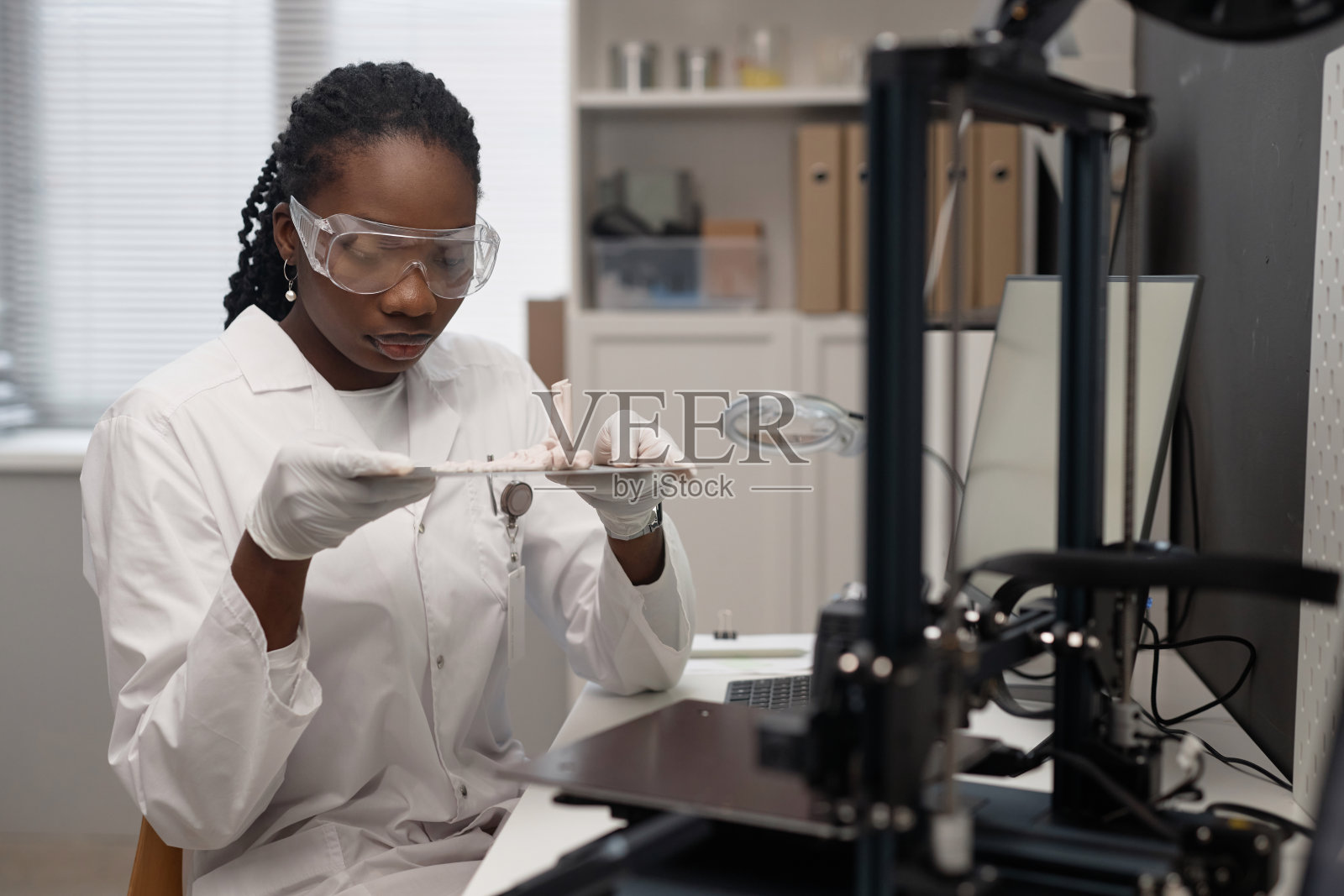 女技术员看着制造的3D模型照片摄影图片