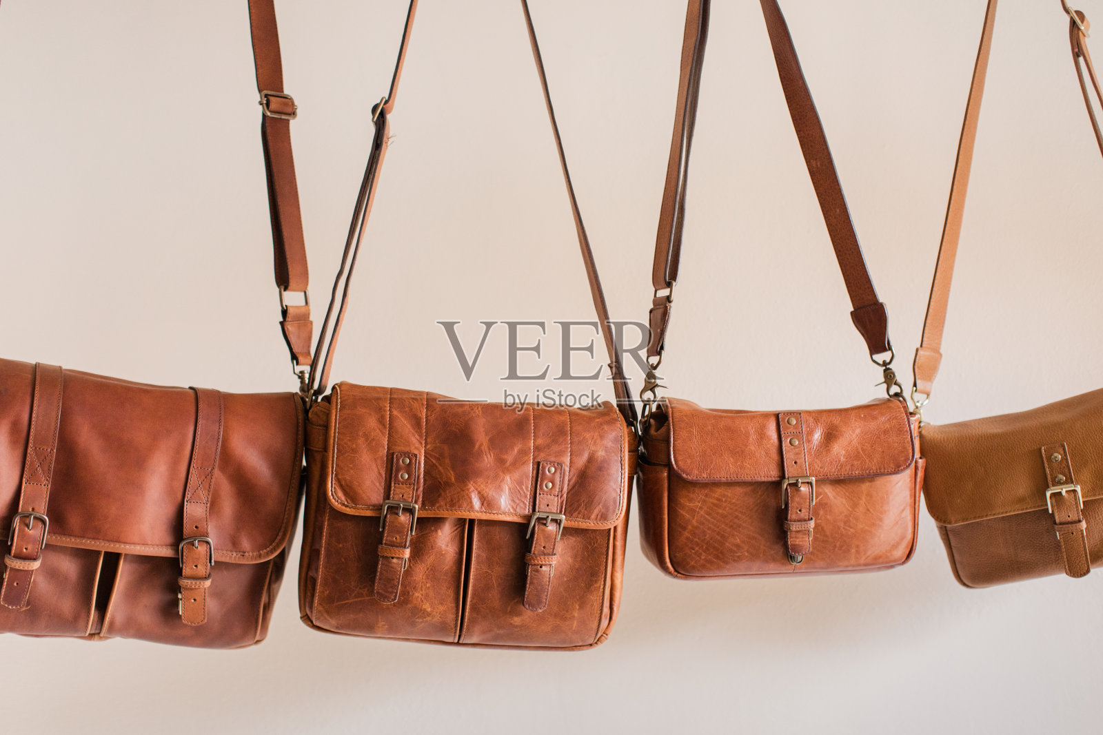 精心制作的棕色皮革斜身信使相机袋旅行照片摄影图片