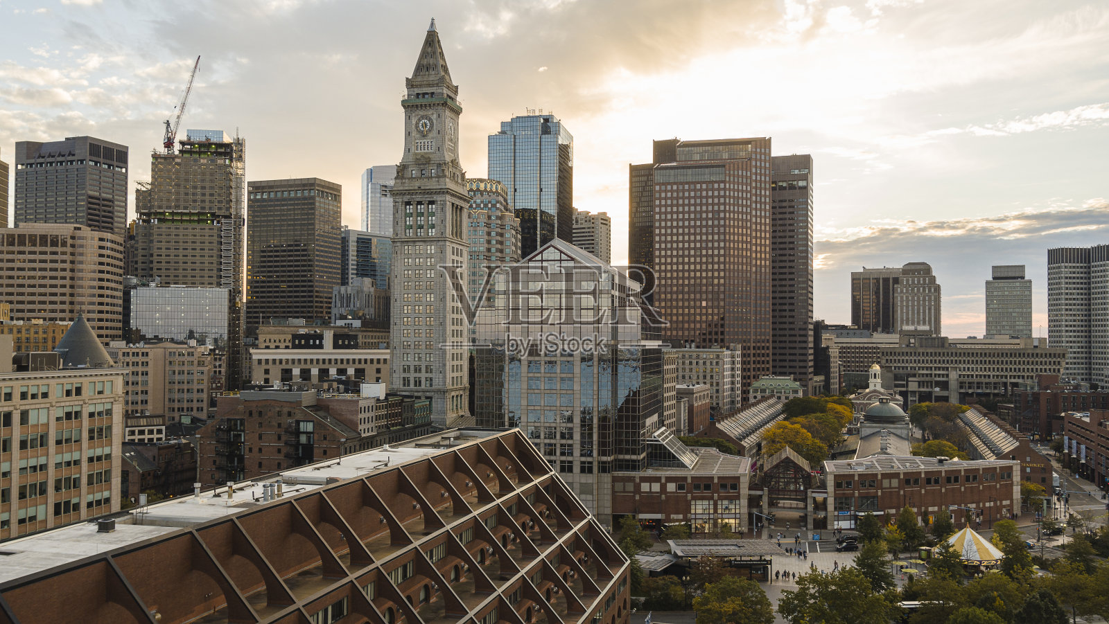 波士顿城市摩天大楼后面的海关钟楼和法尼尔大厅市场在前面。照片摄影图片