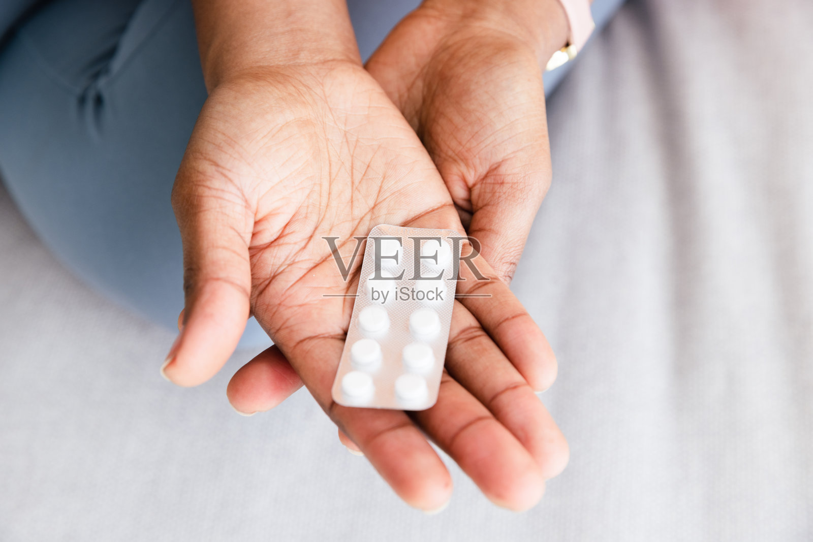 女性手泡包药片照片摄影图片