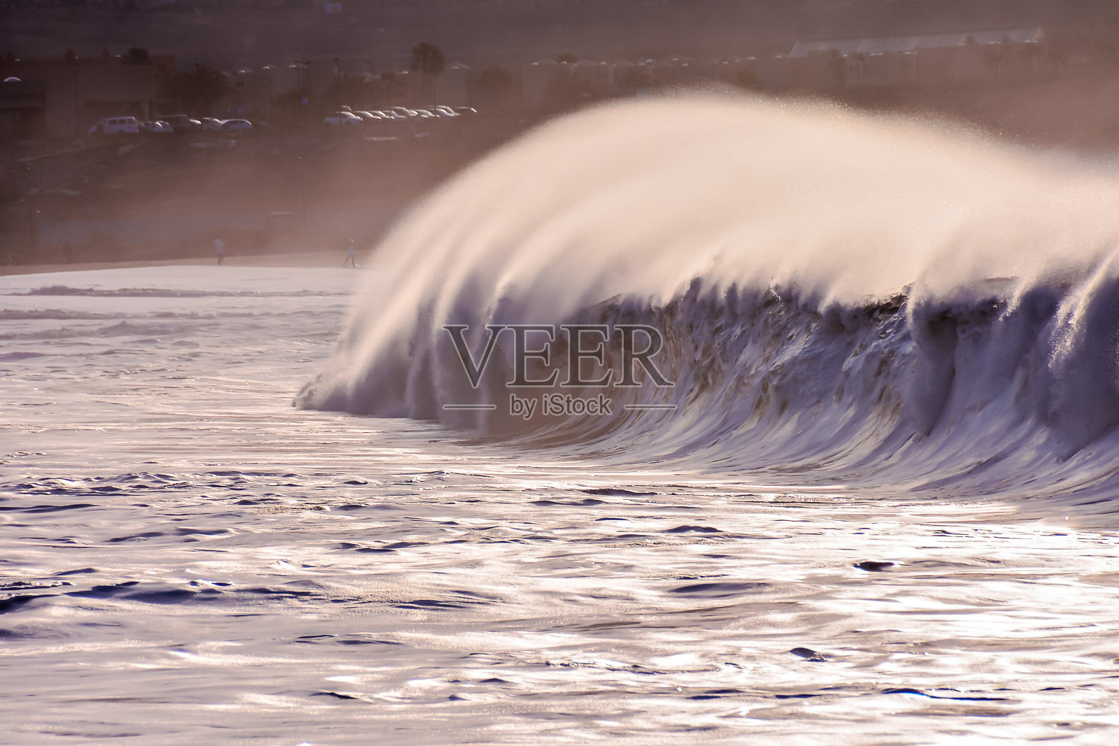 巨大的海浪拍打着海岸照片摄影图片