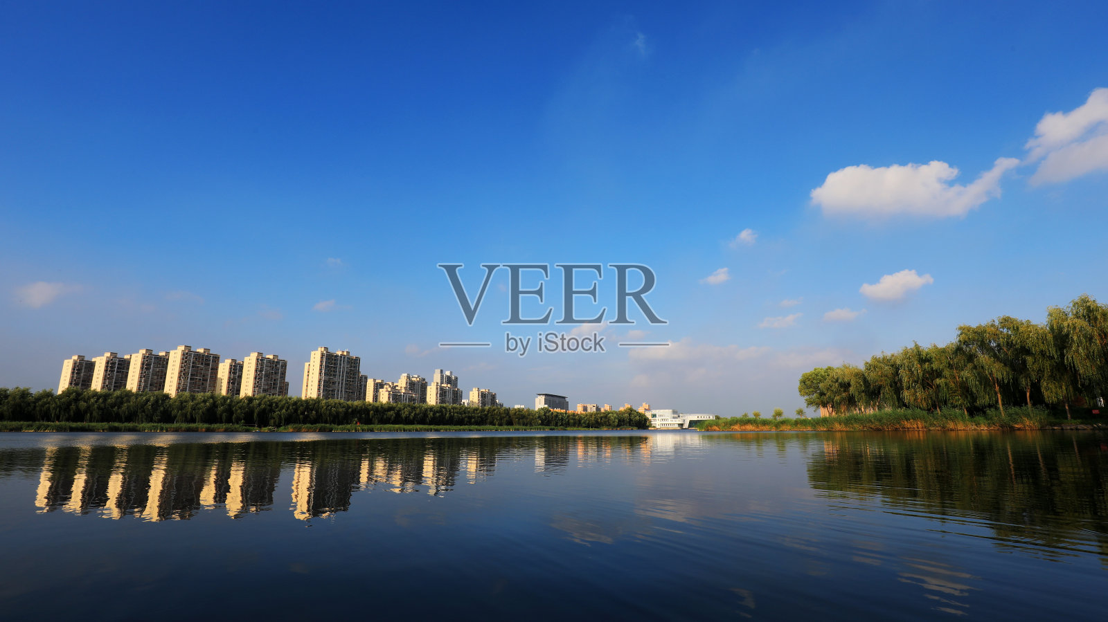 中国北方滨水城市建筑景观照片摄影图片