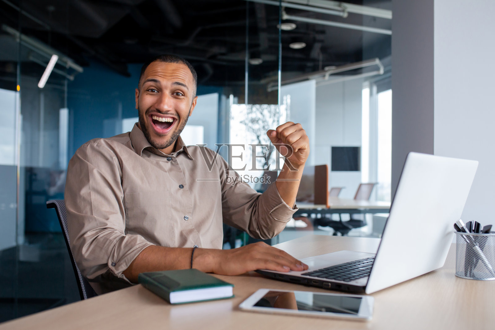 印度程序员庆祝成功完成新软件测试，对成果感到满意照片摄影图片