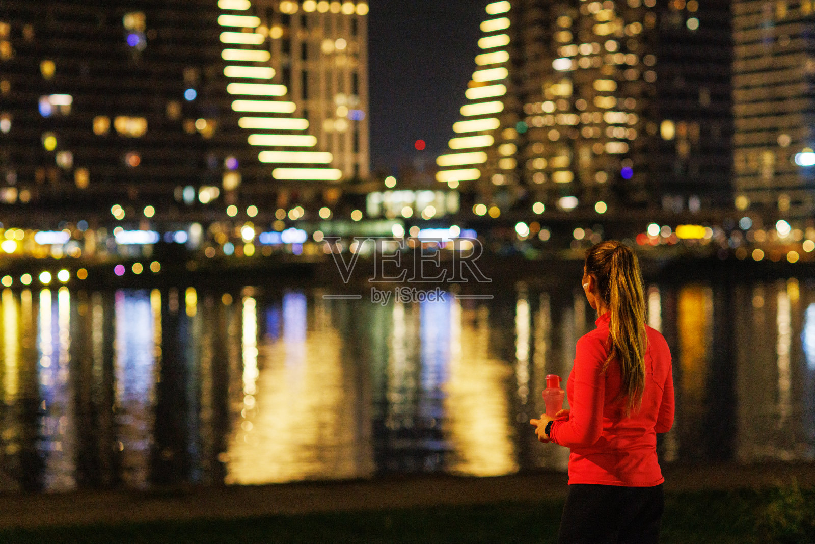 夜间户外健身照片摄影图片