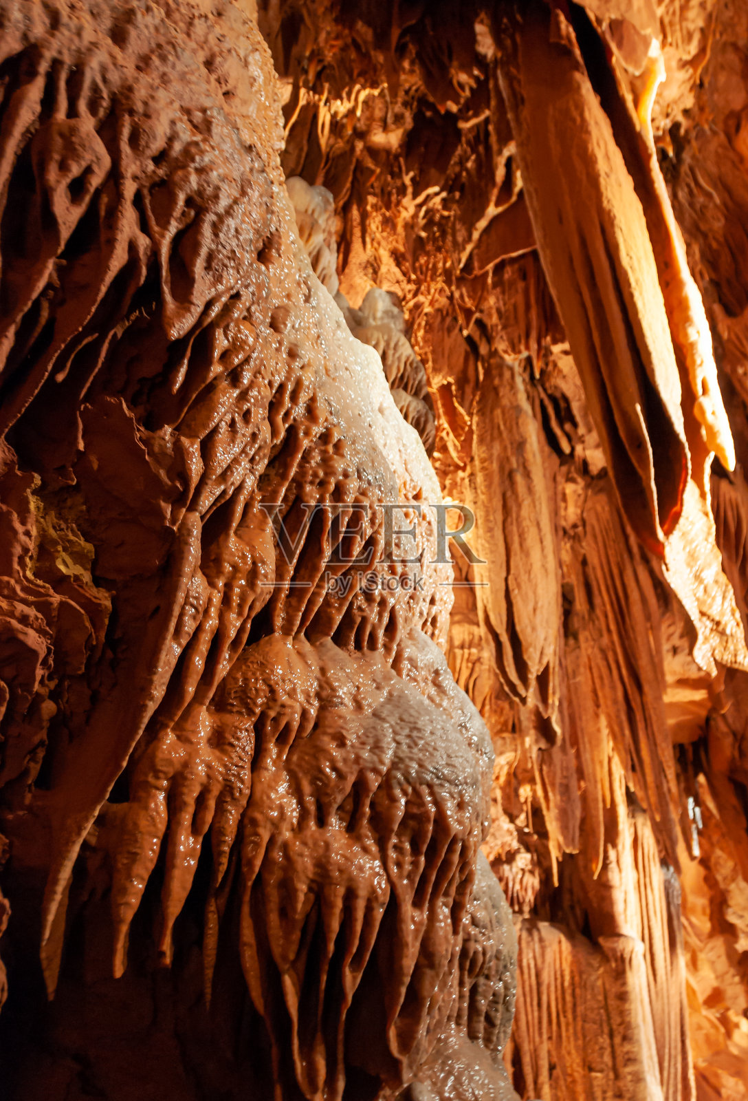 新墨西哥州卡尔斯巴德洞穴大型地下大厅中的方解石入口、钟乳石和石笋照片摄影图片