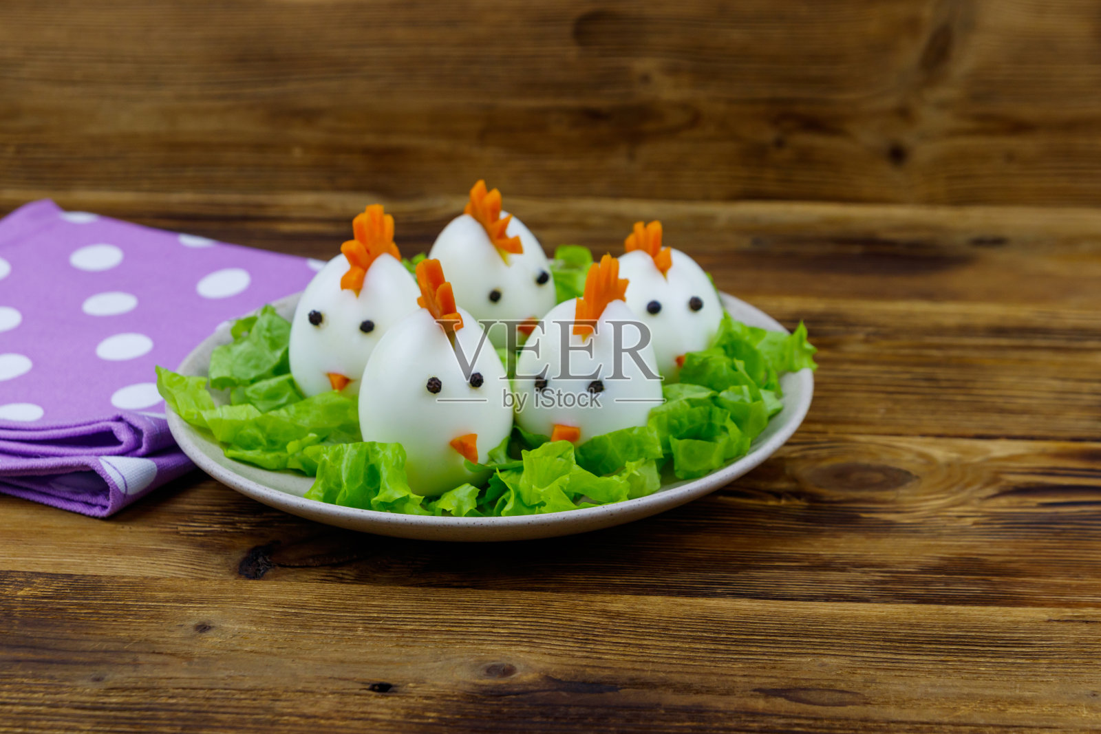 有趣的复活节早餐，在木桌上煮鸡蛋当小鸡照片摄影图片