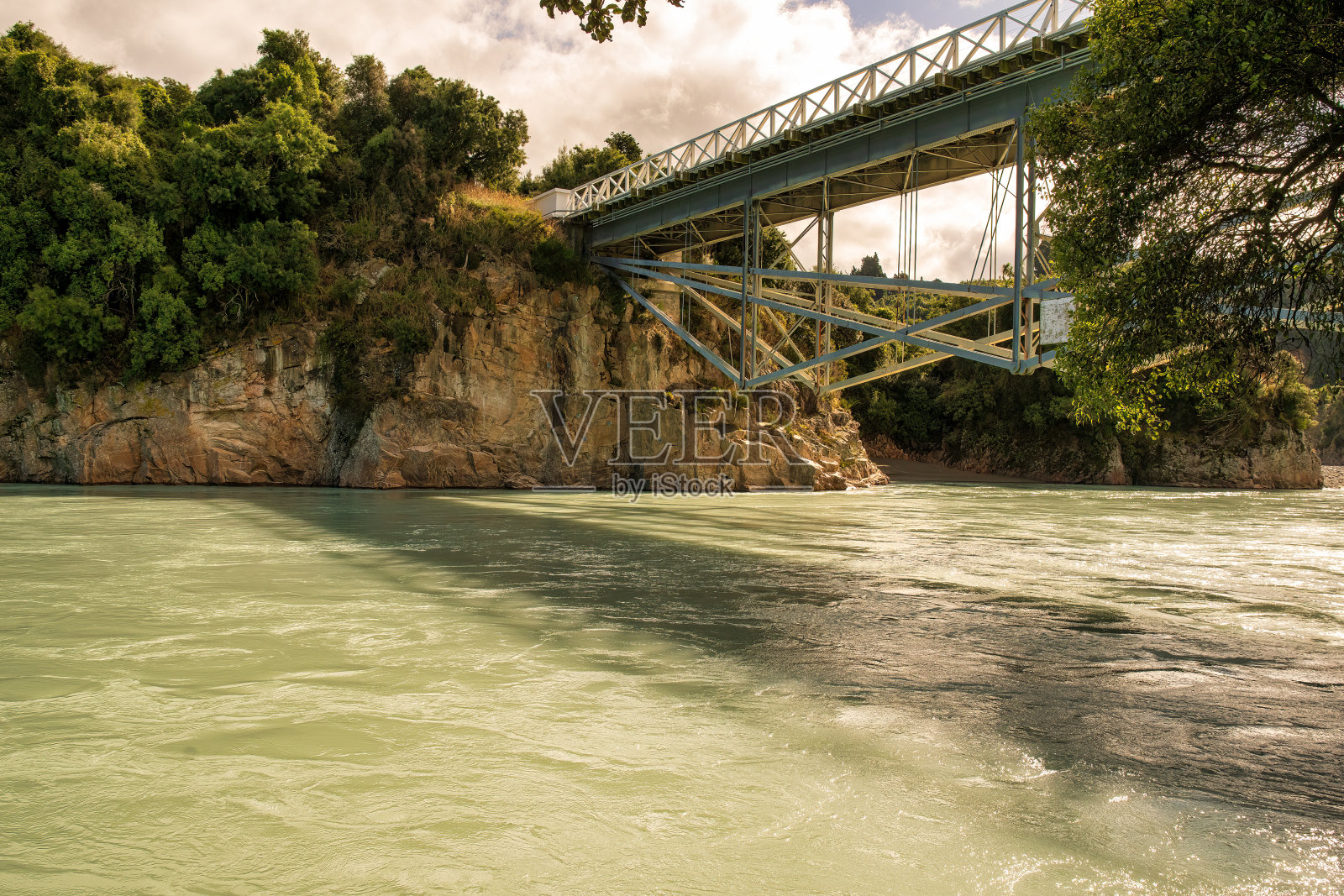 拉凯亚河流经峡谷照片摄影图片