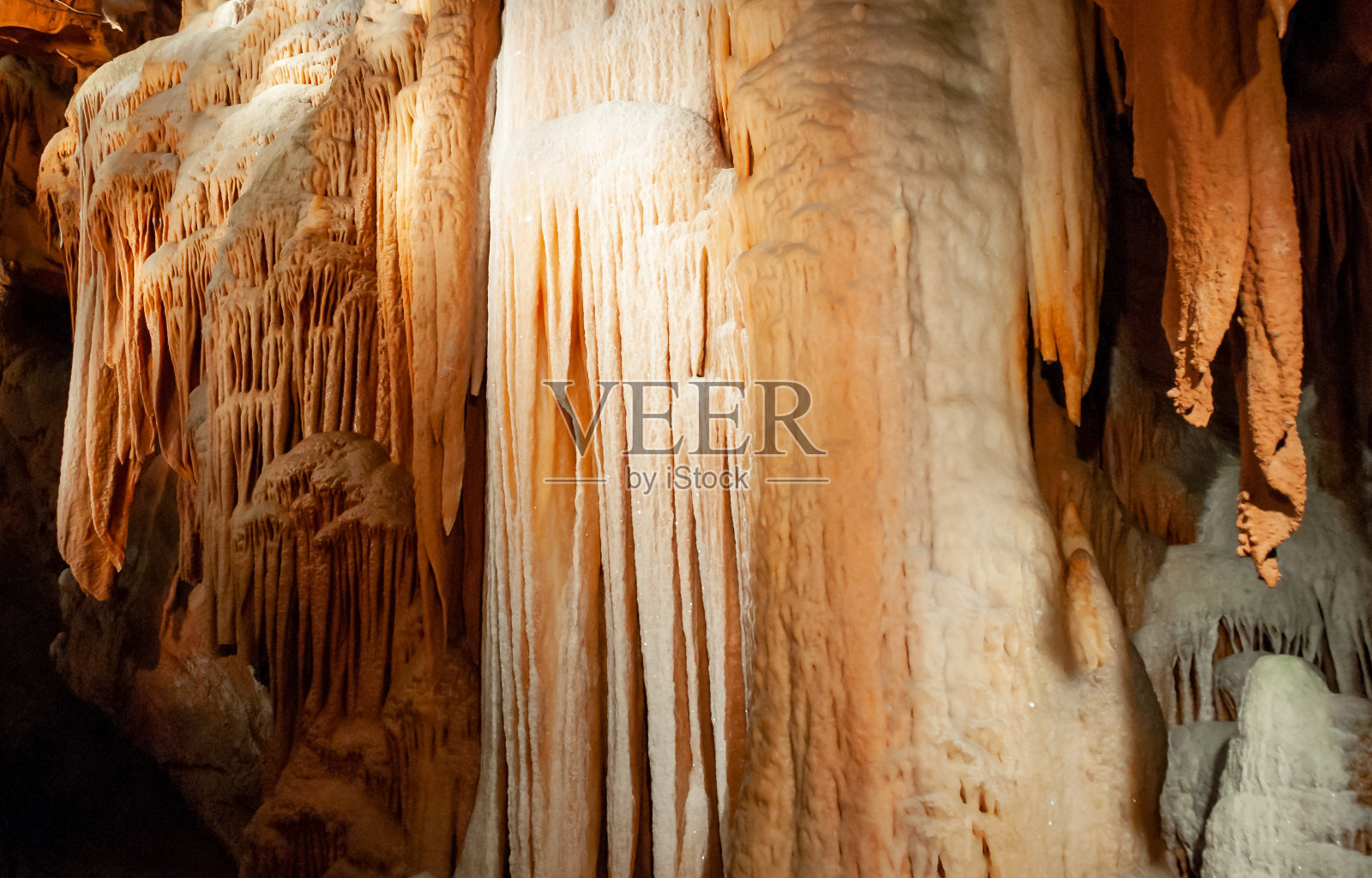 新墨西哥州卡尔斯巴德洞穴大型地下大厅中的方解石入口、钟乳石和石笋照片摄影图片
