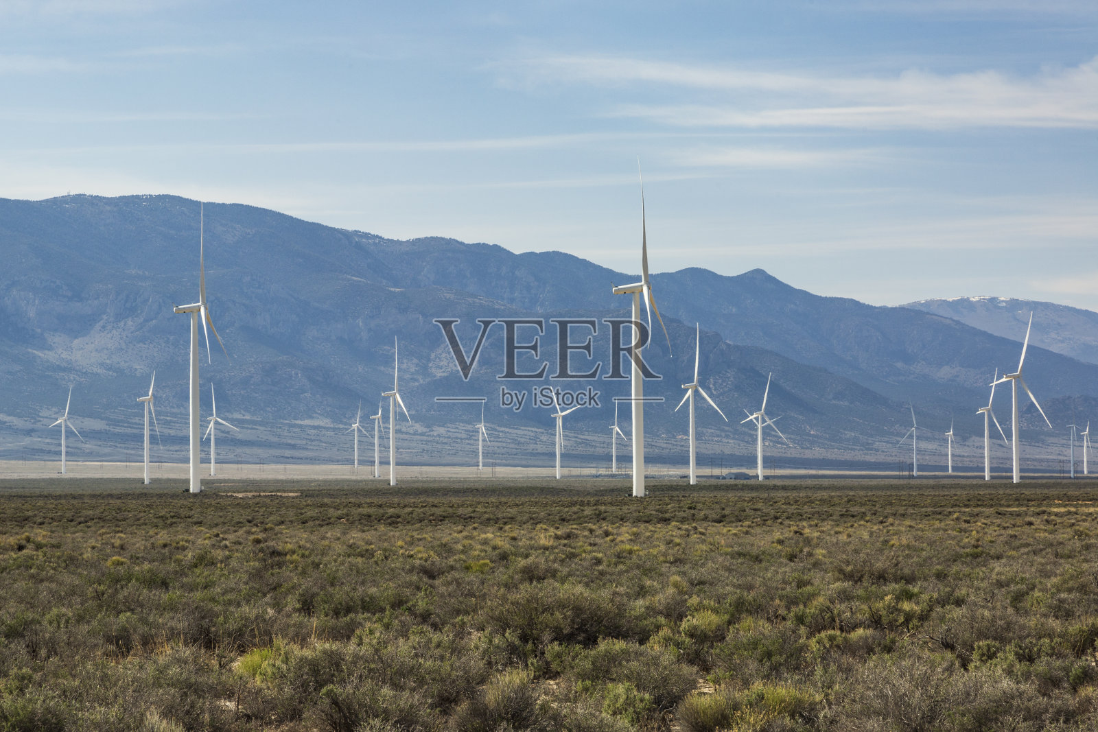 内华达沙漠蓝天下的风力发电场照片摄影图片