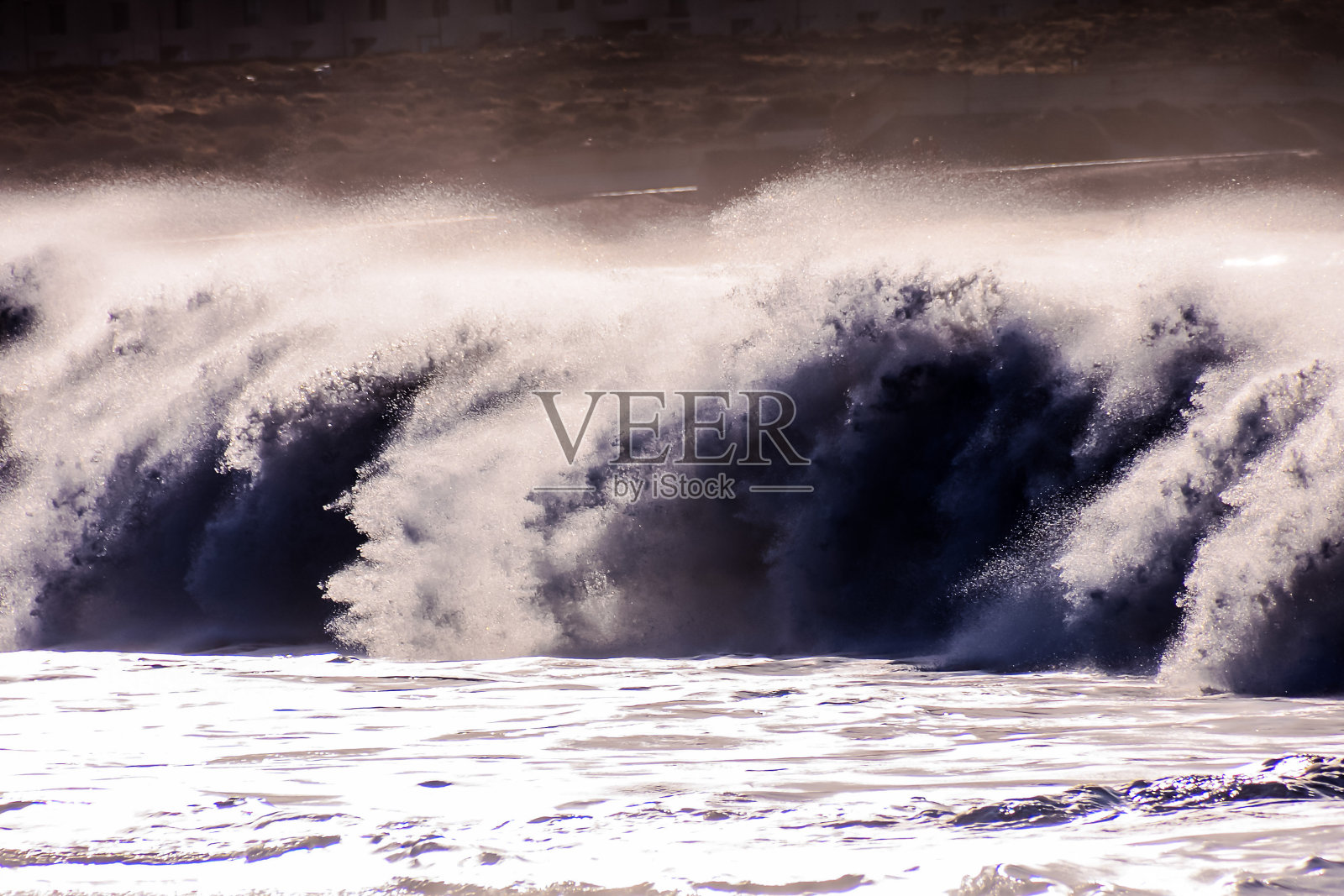 巨大的海浪拍打着海岸照片摄影图片