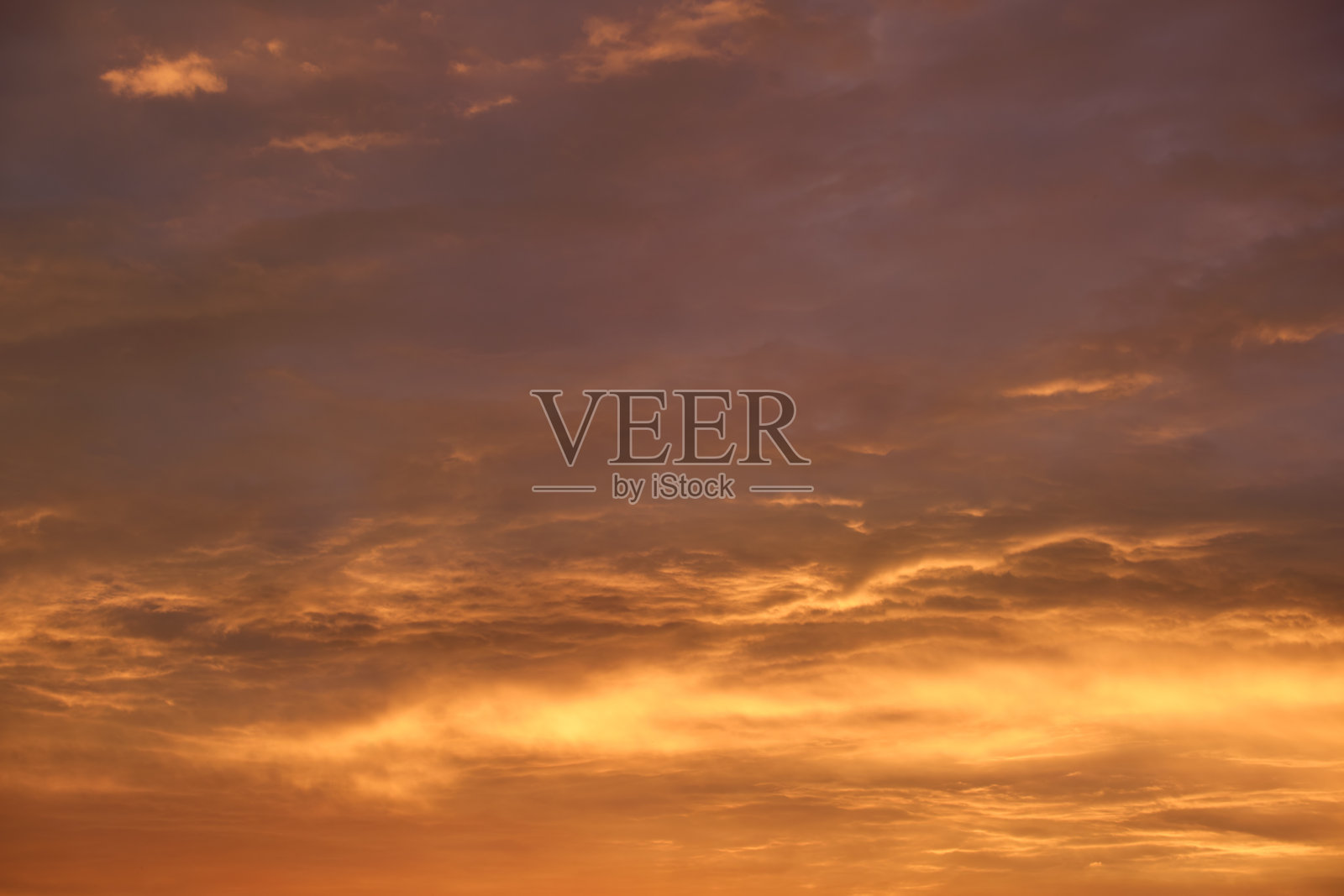 明亮多彩的晚霞，落日的余晖和鲜艳的乌云照片摄影图片