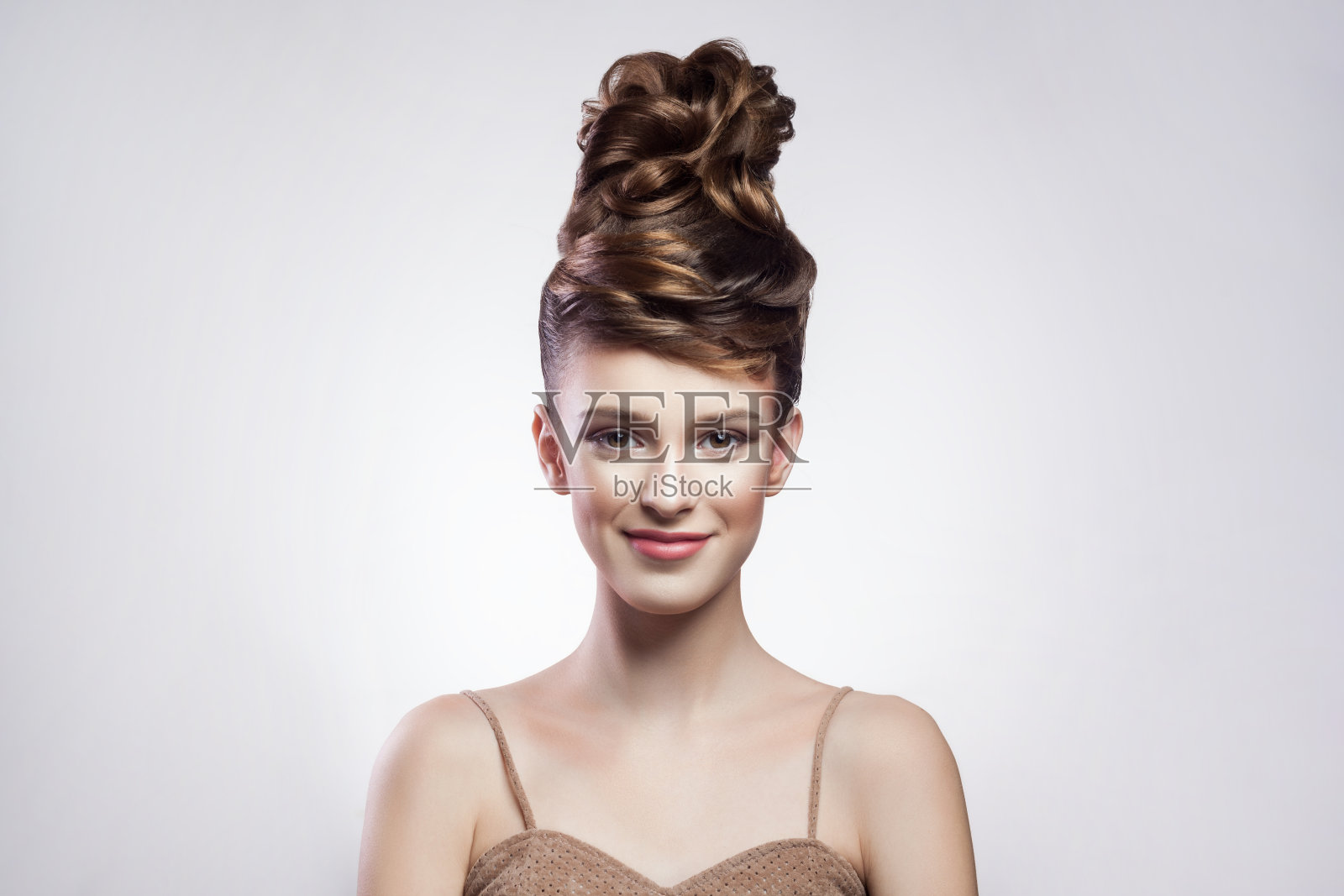 微笑的快乐的女人，时尚的发型和化妆，看着镜头迷人的微笑。照片摄影图片