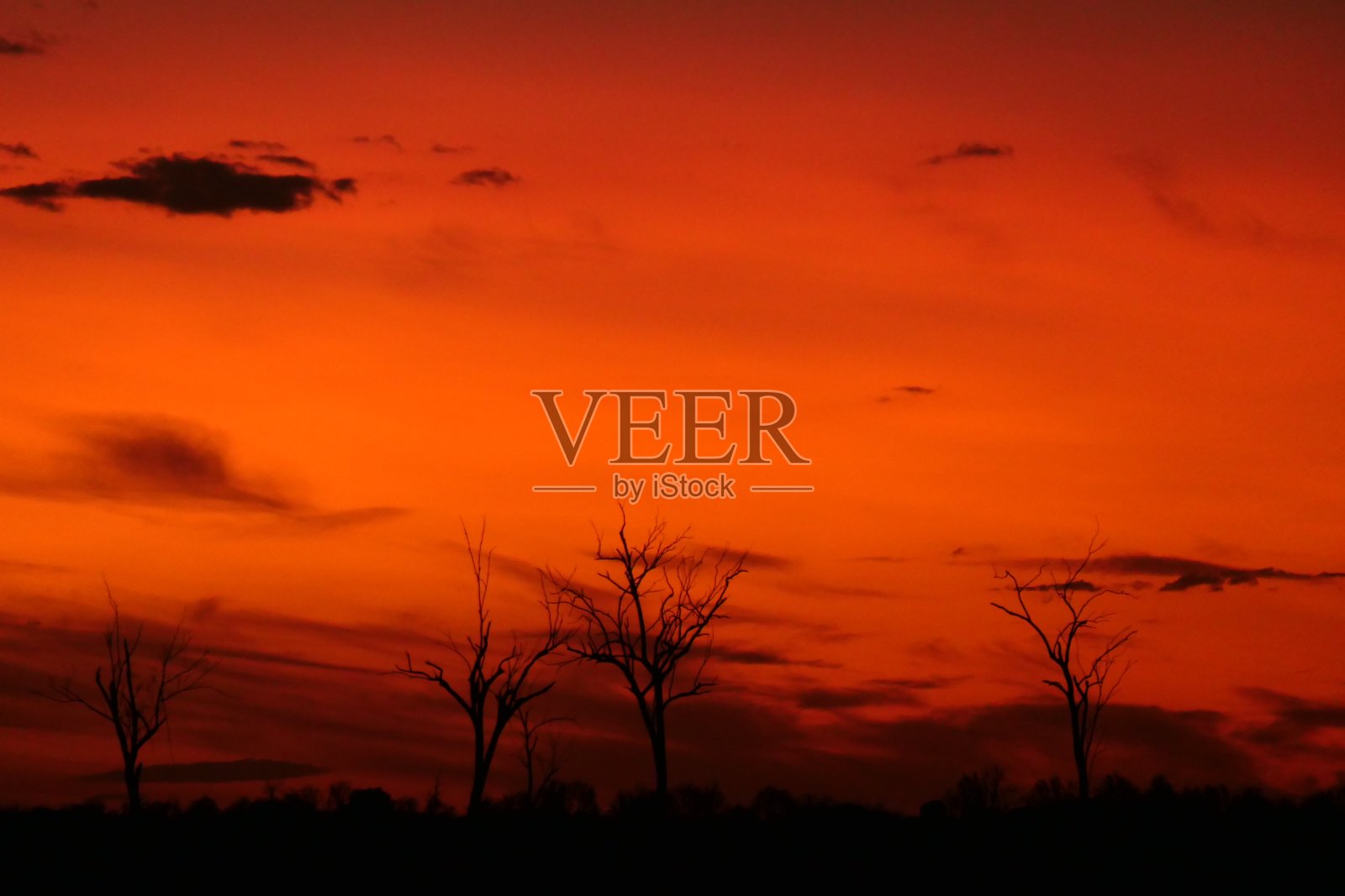 物业上的日落照片摄影图片