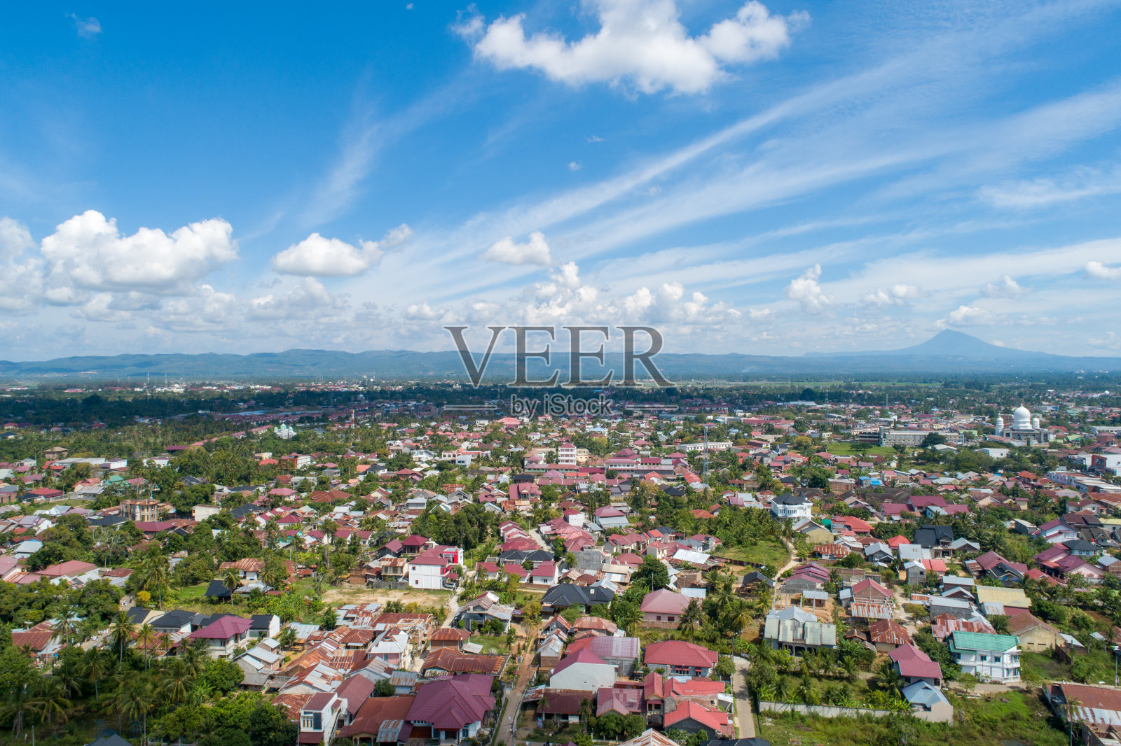 班达亚齐的鸟瞰图，蓝天白云照片摄影图片