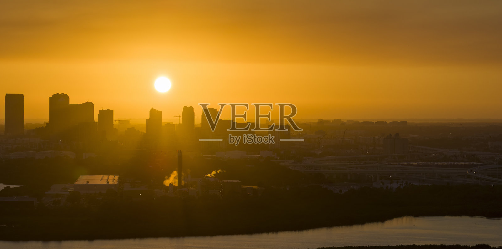 美国佛罗里达州坦帕市市区的城市日落景观。现代美国大都市高耸的摩天大楼引人注目的天际线照片摄影图片