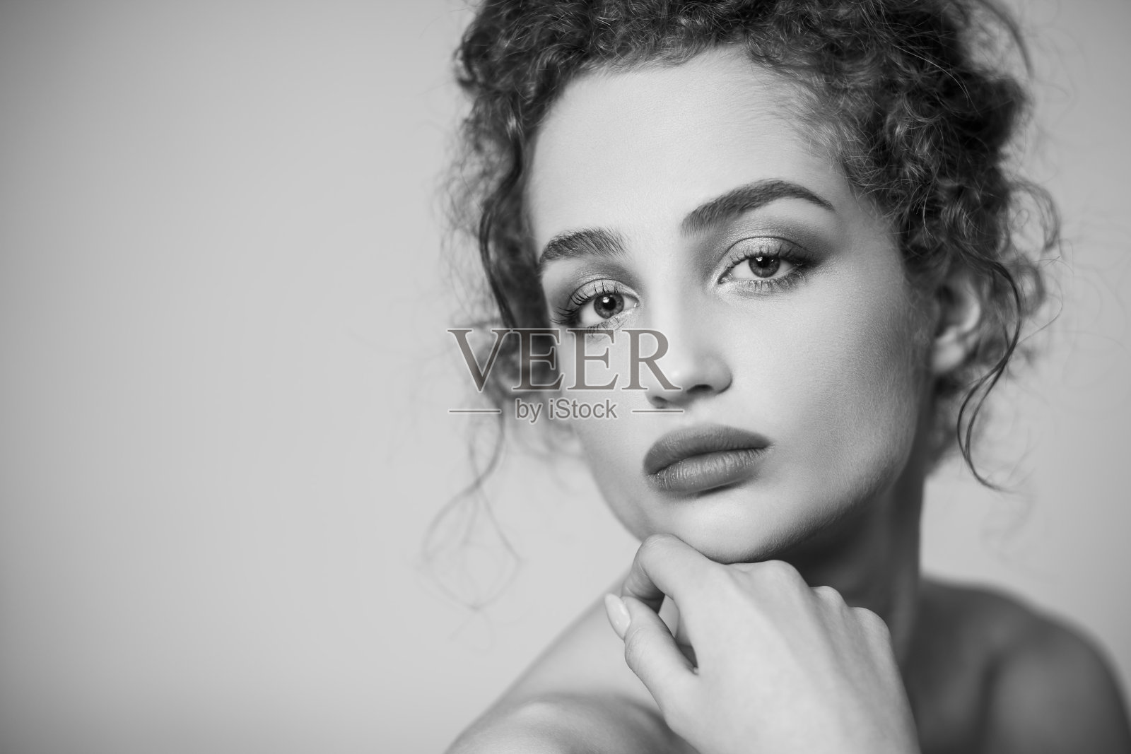 迷人的美女时尚模特与收集的黑色卷发和化妆。照片摄影图片