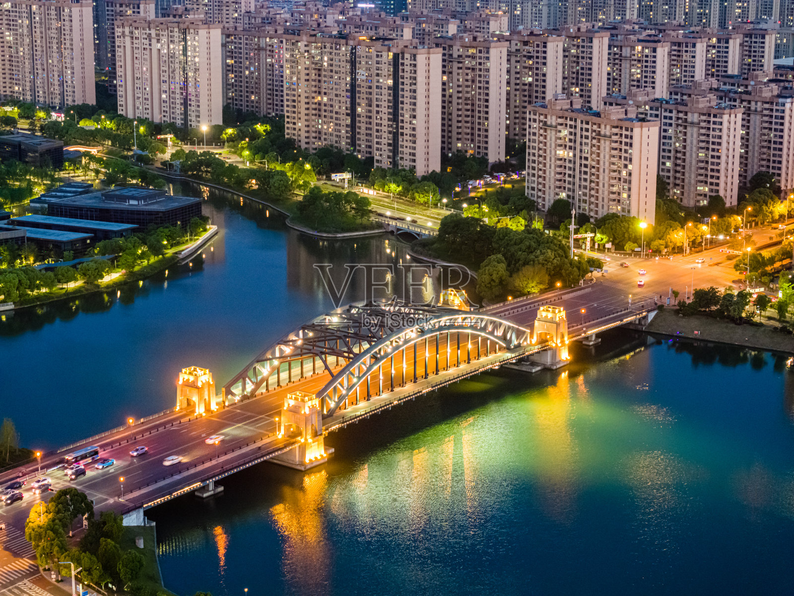 城市里河流上的桥梁照片摄影图片