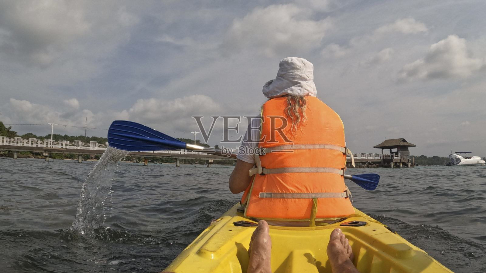 一对夫妇在平静的海面上划艇的视角照片摄影图片