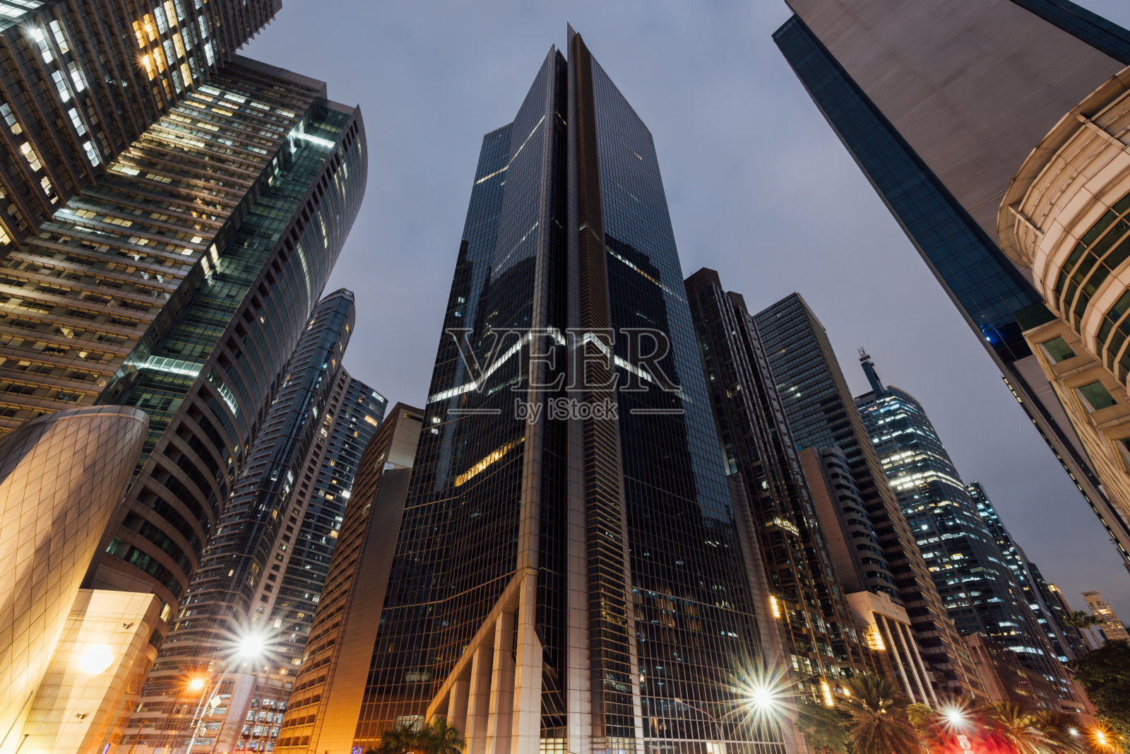 菲律宾马卡蒂市的天际线。马卡蒂是该国的金融中心。照片摄影图片