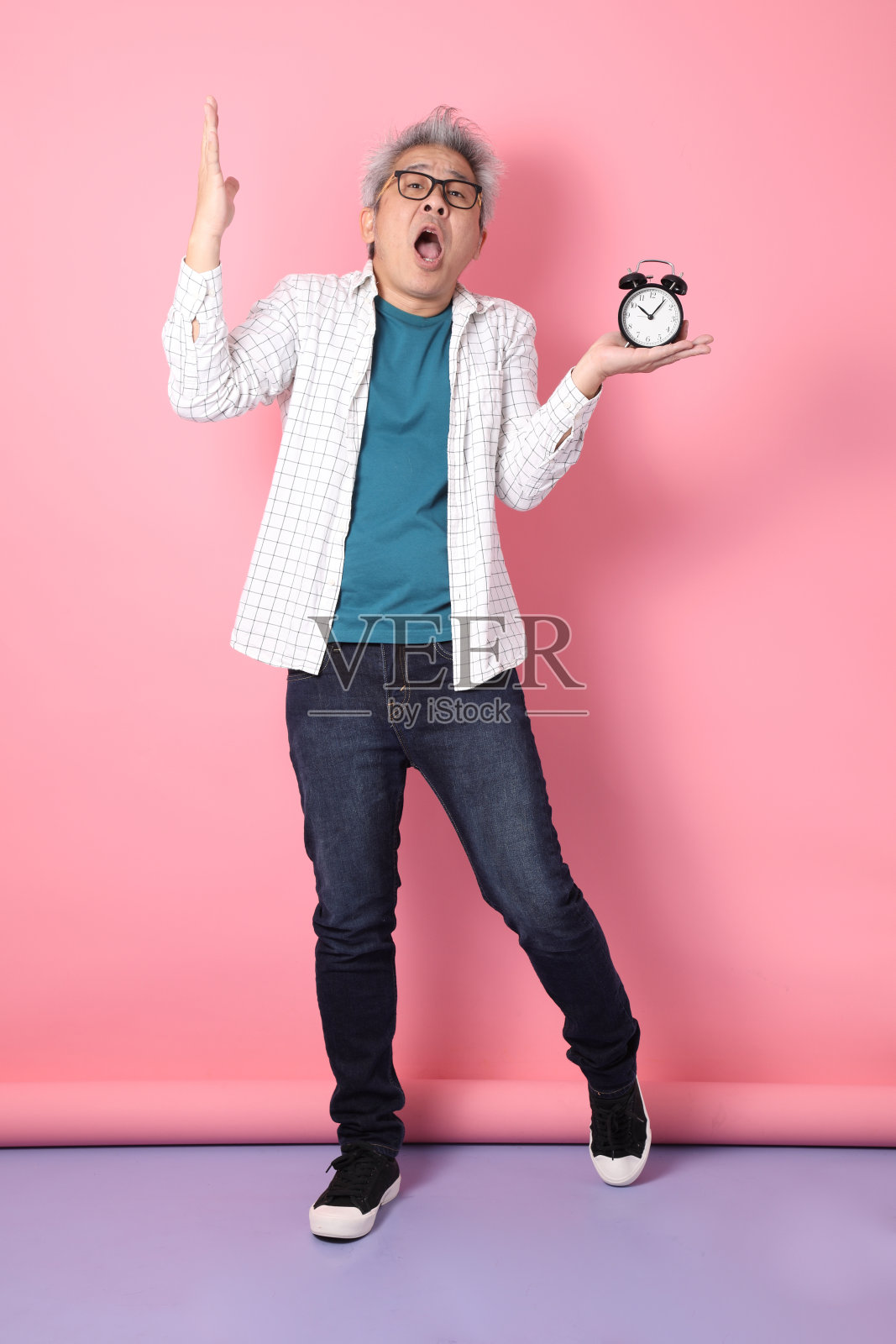 成熟的亚洲男人，粉红色背景的情感系列照片摄影图片