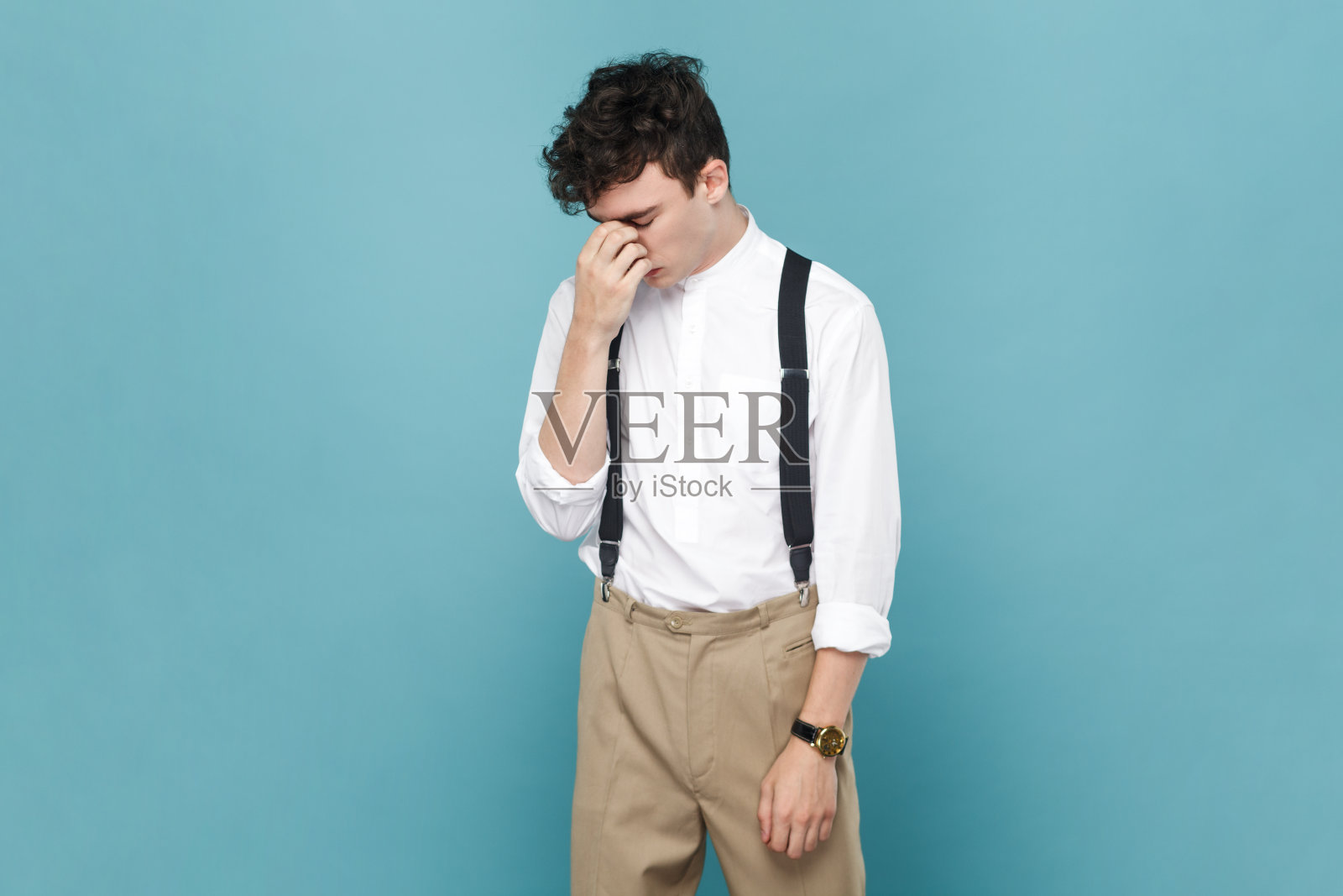 伤心难过失望的人站着哭有严重的问题，心情不好。照片摄影图片