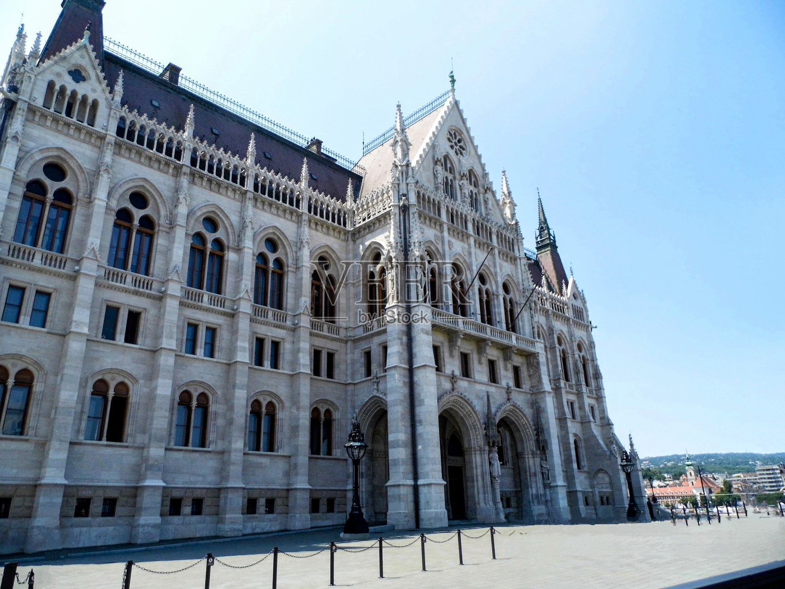 布达佩斯历史悠久的国会大厦位于匈牙利多瑙河上照片摄影图片