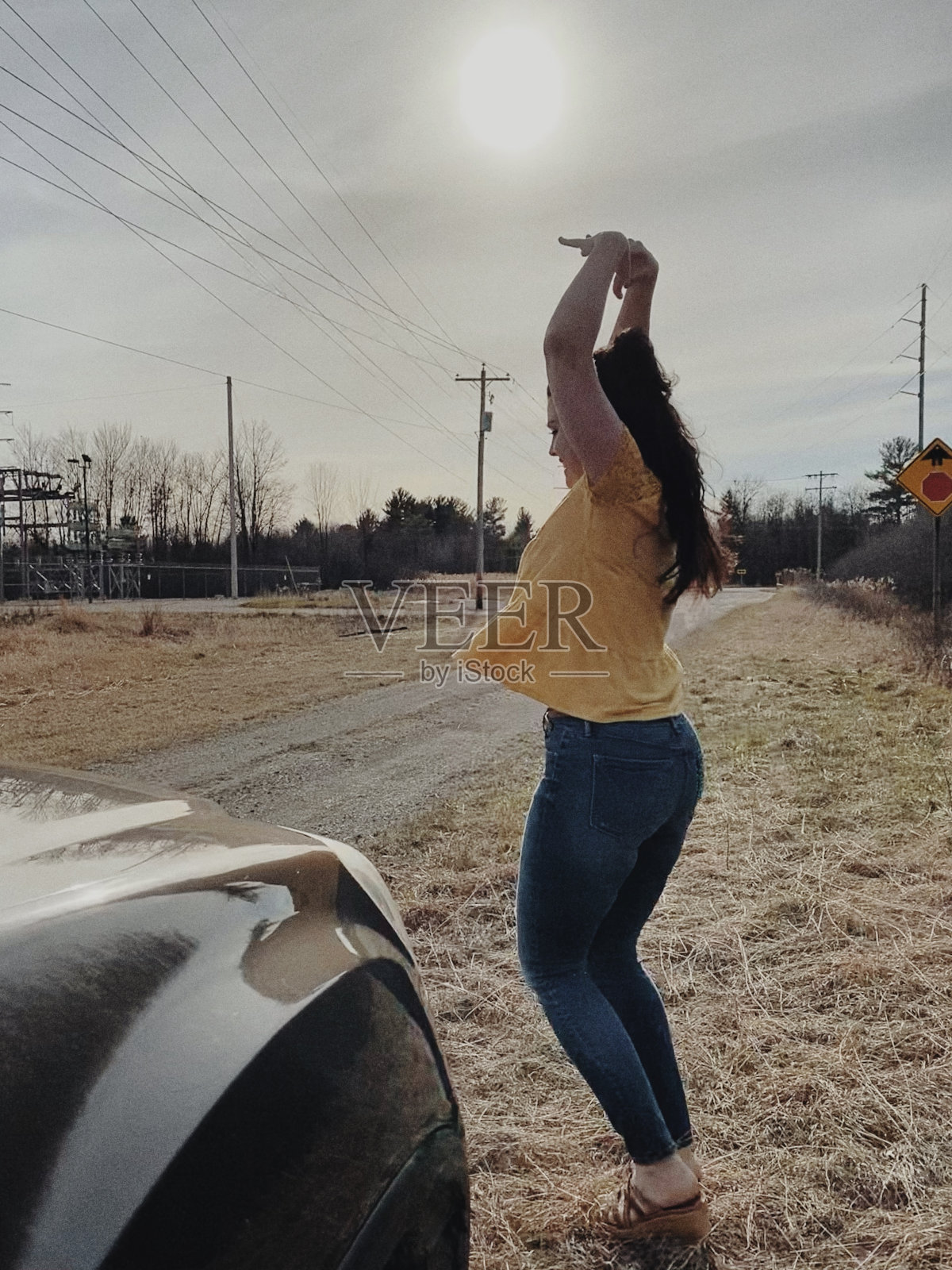路边冒险，停下来享受这一刻。照片摄影图片