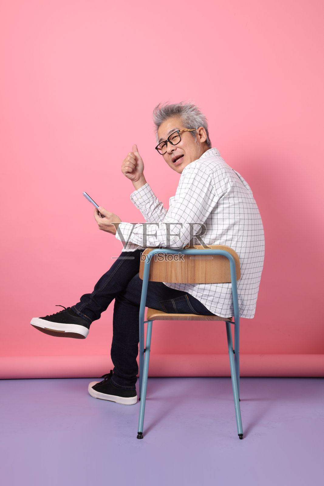 成熟的亚洲男人，粉红色背景的情感系列照片摄影图片